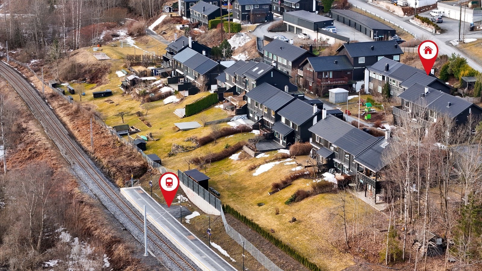 Bondivann togstasjon ligger like nedenfor boligen. Her går Linje L1 mellom Spikkestad og Lillestrøm. Fra boligen er det 35 min til Oslo sentrum. Galleribilde