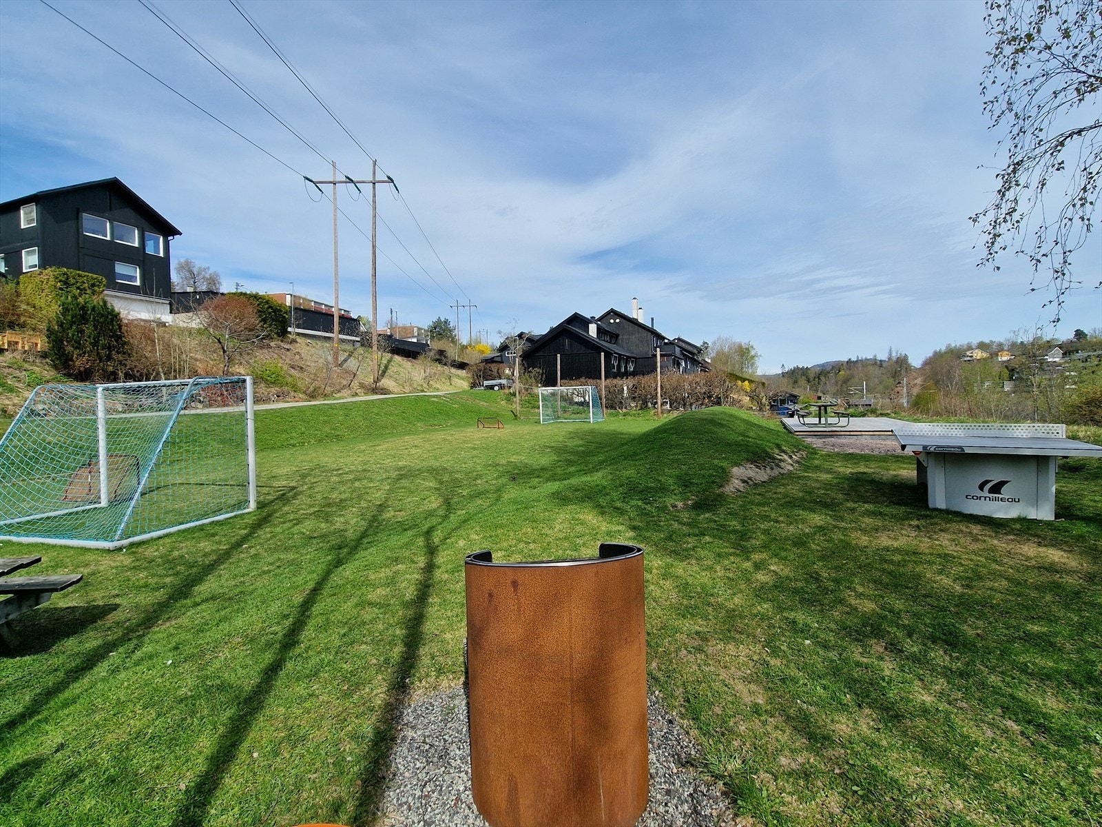 Sameiets lekeplass med bordtennisbord, benker og grill. En hyggelig møteplass. Galleribilde