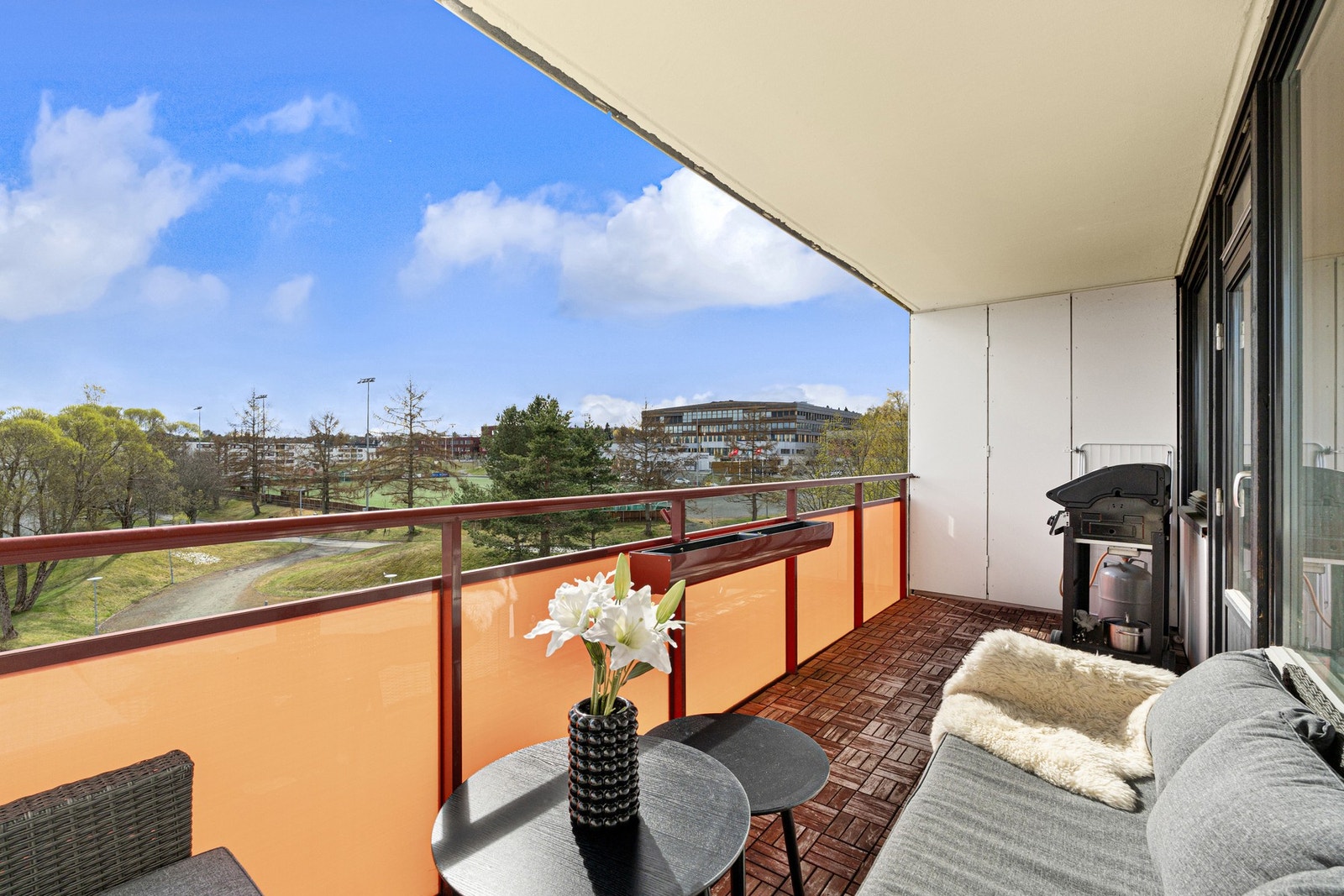 Balkongen er på 10 m² og har plass til ønsket sofagruppe samt utvendig bod. Galleribilde