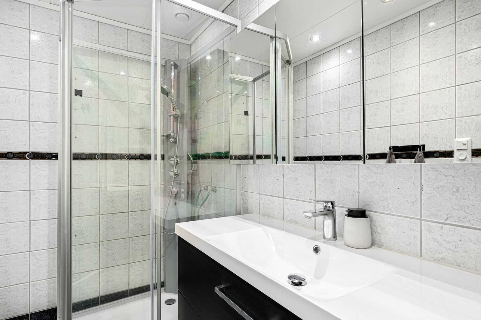 Badet fremstår moderne og velholdt, med stilren servant og praktiske skuffeløsninger som gir gode oppbevaringsmuligheter. Galleribilde