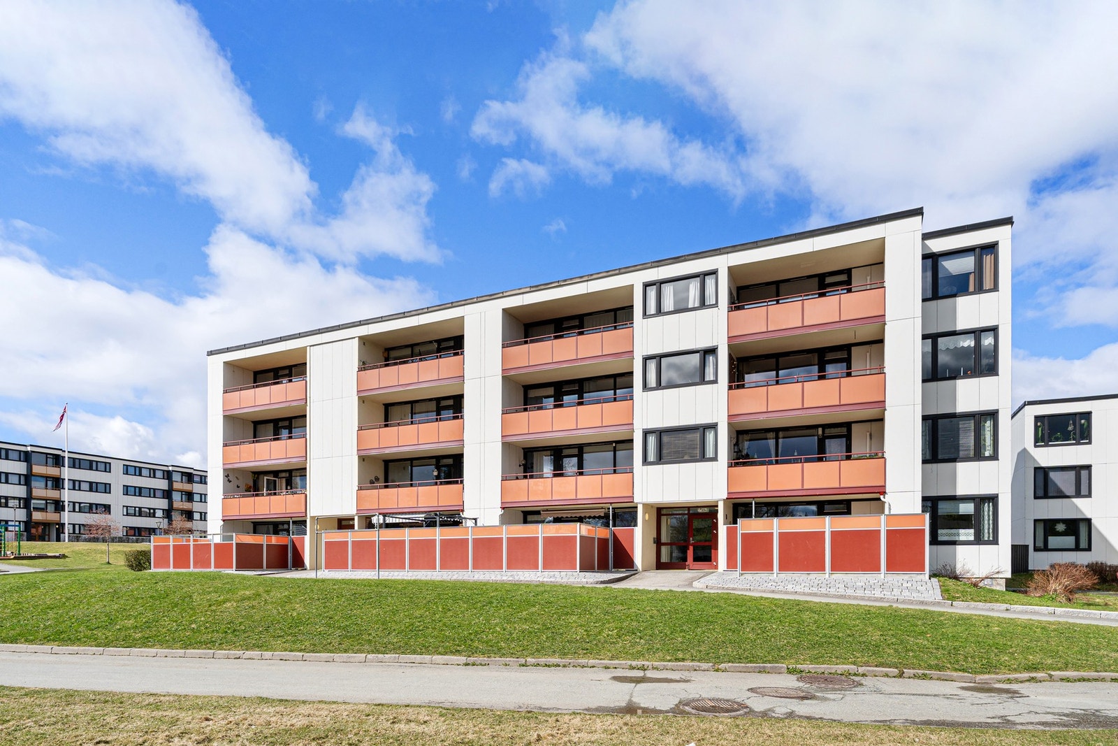 Leiligheten har en attraktiv beliggenhet i et rolig og veletablert boligområde på Saupstad. Galleribilde