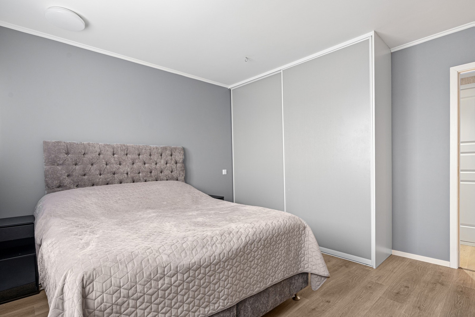 Rommet har god plass til dobbeltseng og garderobeskap. Galleribilde
