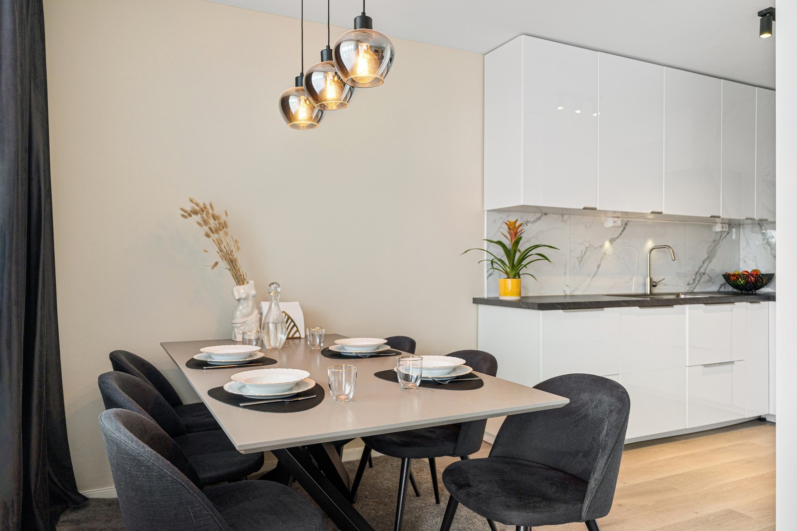 Delvis åpen kjøkkenløsning med god plass til spisegruppe, perfekt for hyggelige sammenkomster med familie og venner. Galleribilde