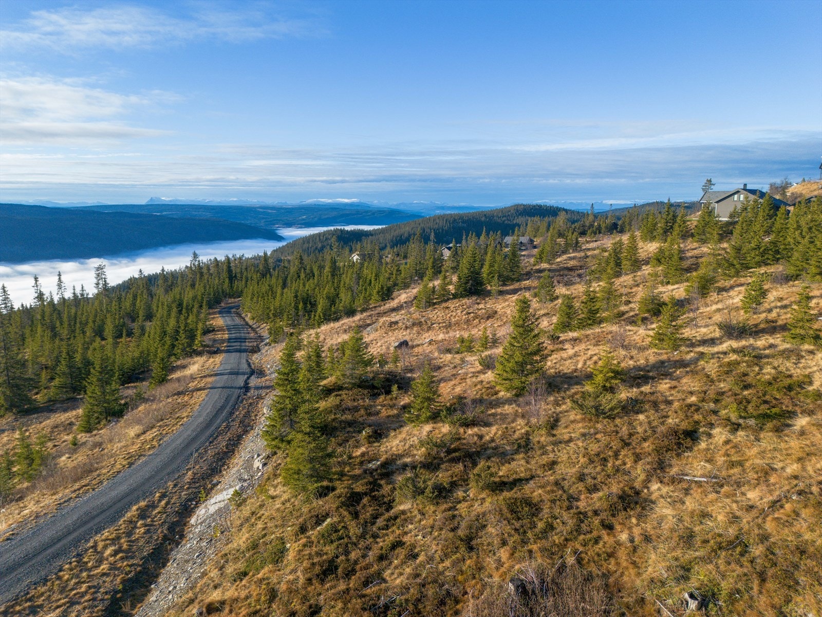 Med hytte her kan man nyte solen til sent på kveld og nydelig utsikt til bla. Skogshorn og Hemsedalsfjellene. Galleribilde