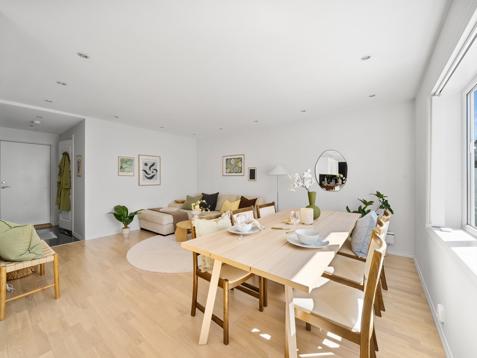 Her er det mulighet til å innrede med spisebord i tilknytning til kjøkkenet, samt sofagruppe i andre enden. Galleribilde