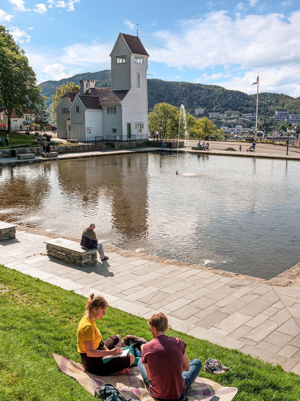 Et av byens landemerker ligger innen kort gangavstand - Skansen brannstasjon. Her ligger også Skansedammen hvor det lages skøytebane på vinteren Galleribilde