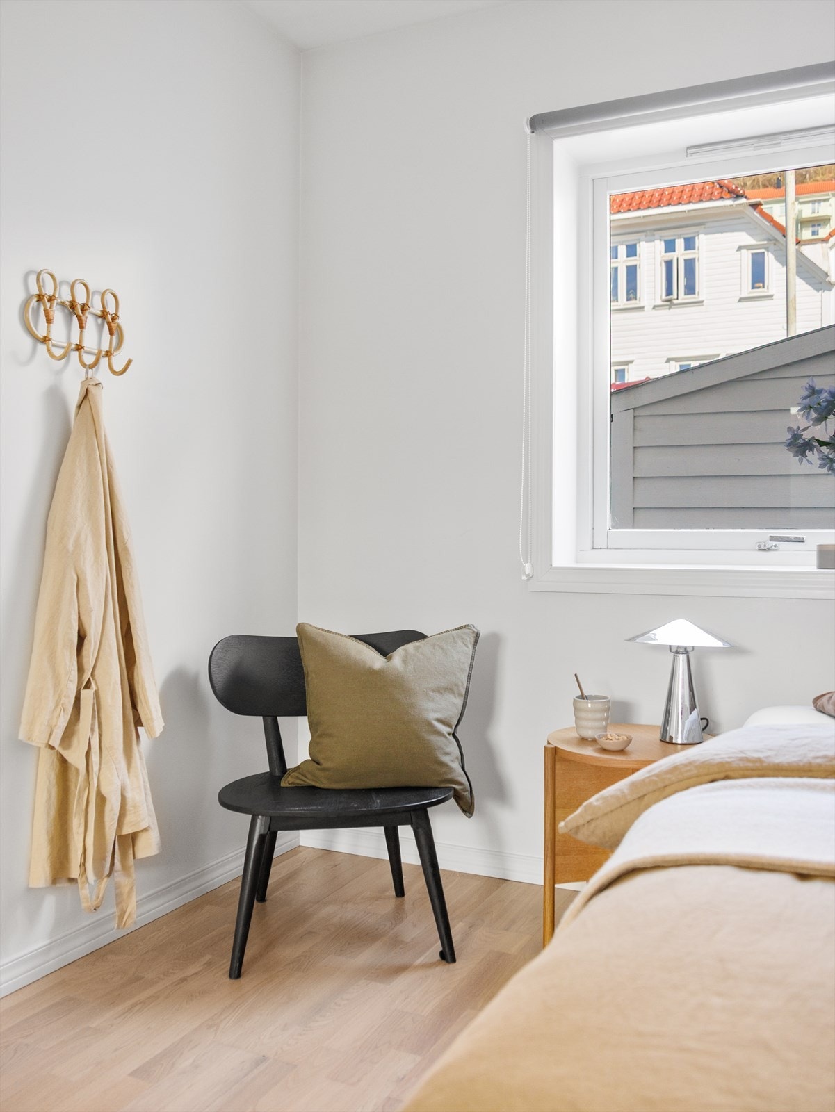 Soverommene er av god størrelse med plass til seng, nattbord og ellers ønsket møblement. Galleribilde