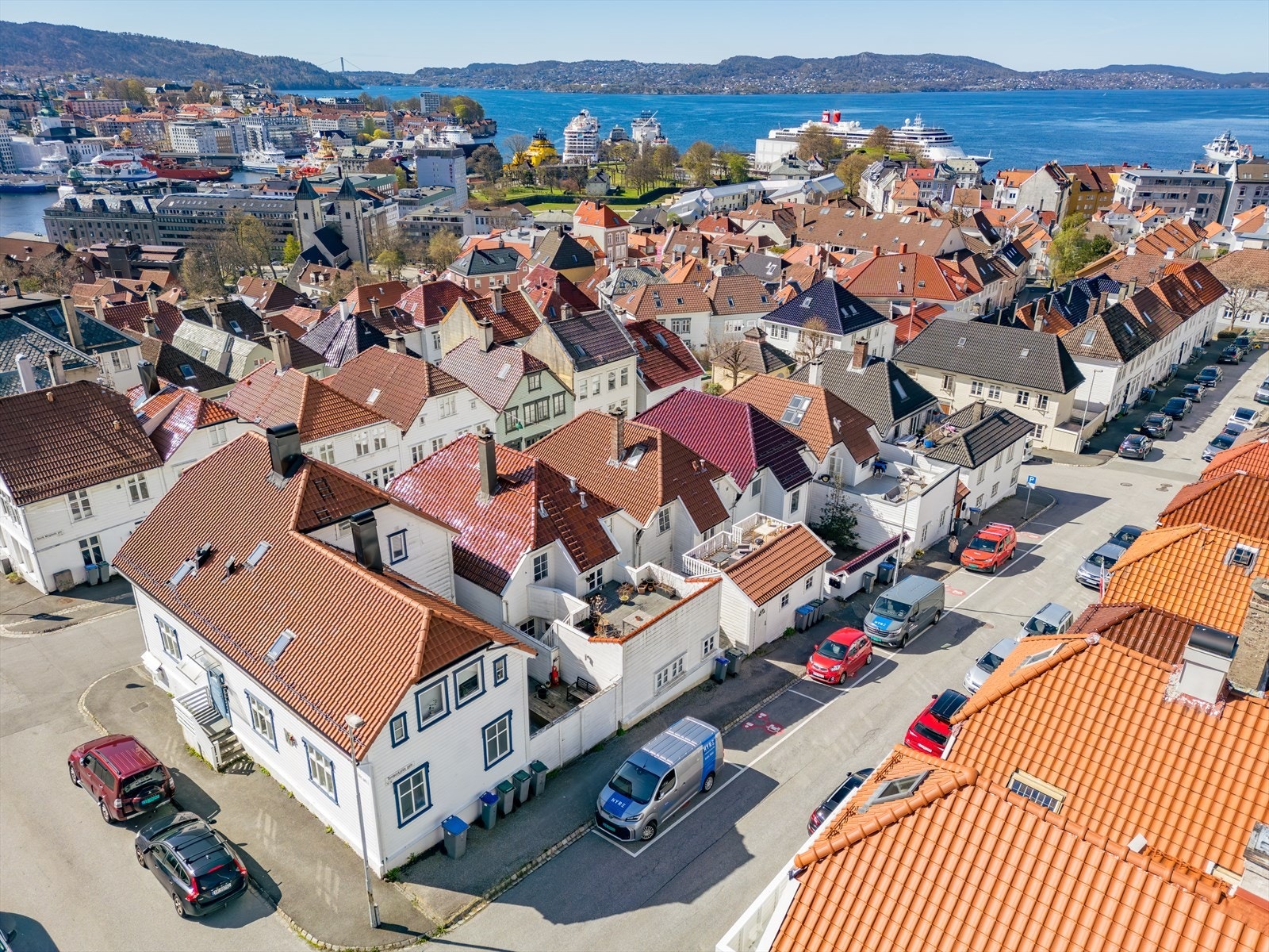 Det er parkering i gate etter gjeldende bestemmelser. Det er soneparkering. Galleribilde