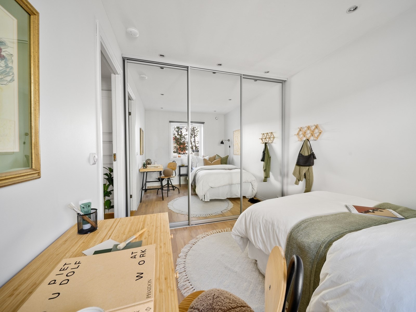 Soverom nr. 2 har også romslig skyvedørsgarderobe. Galleribilde