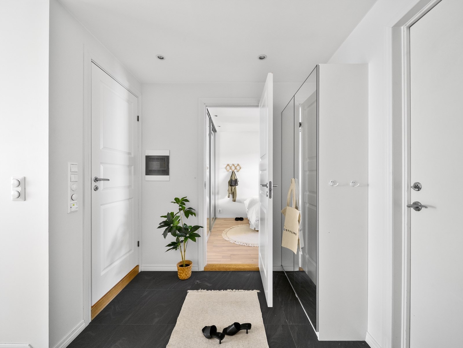 I entré/gang er det plass til å henge fra seg yttertøy og sette fra seg sko i garderobeskap. Galleribilde