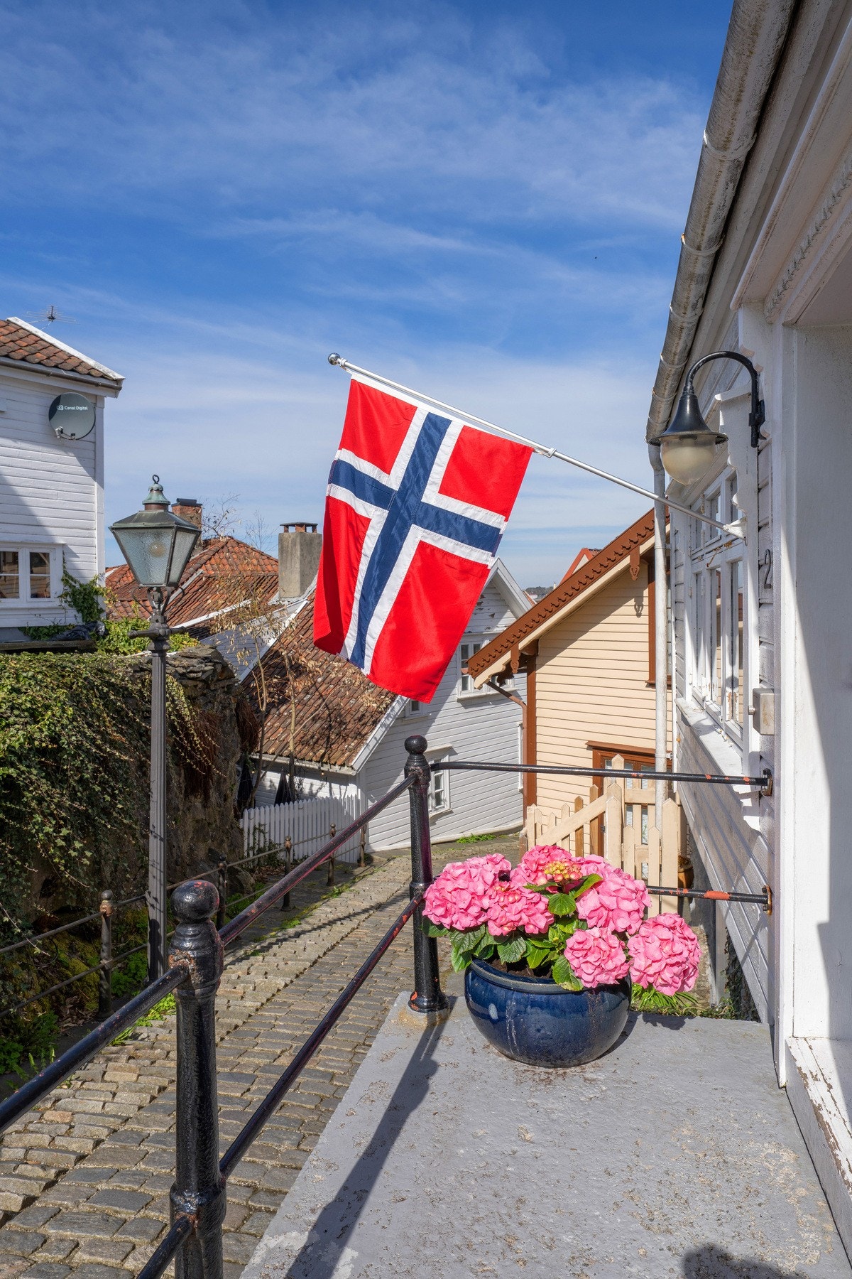 Kun to minutter til fots fra Vågen og sentrumslivet. Mesteparten av fotturen på brosteinsgater. Galleribilde