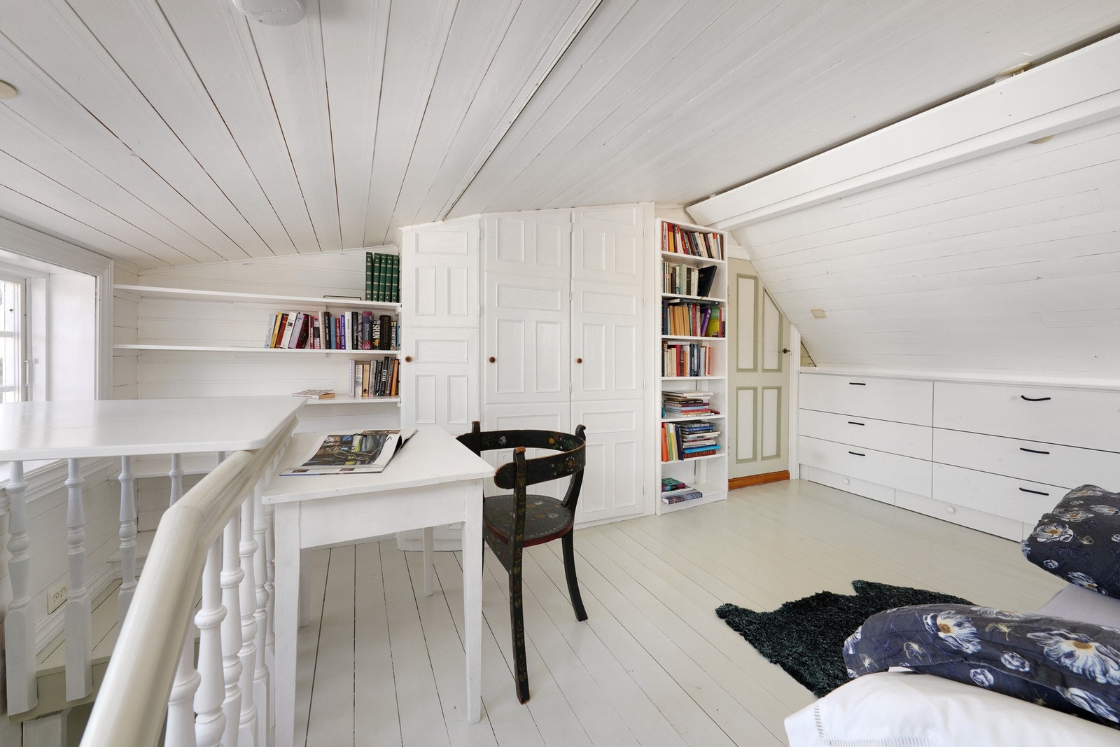 Innvendig er huset preget av smarte, stedbygde detaljer - selger beskriver det som å være om bord i en båt, der hver krik og krok er utnyttet til smart oppbevaring. Galleribilde