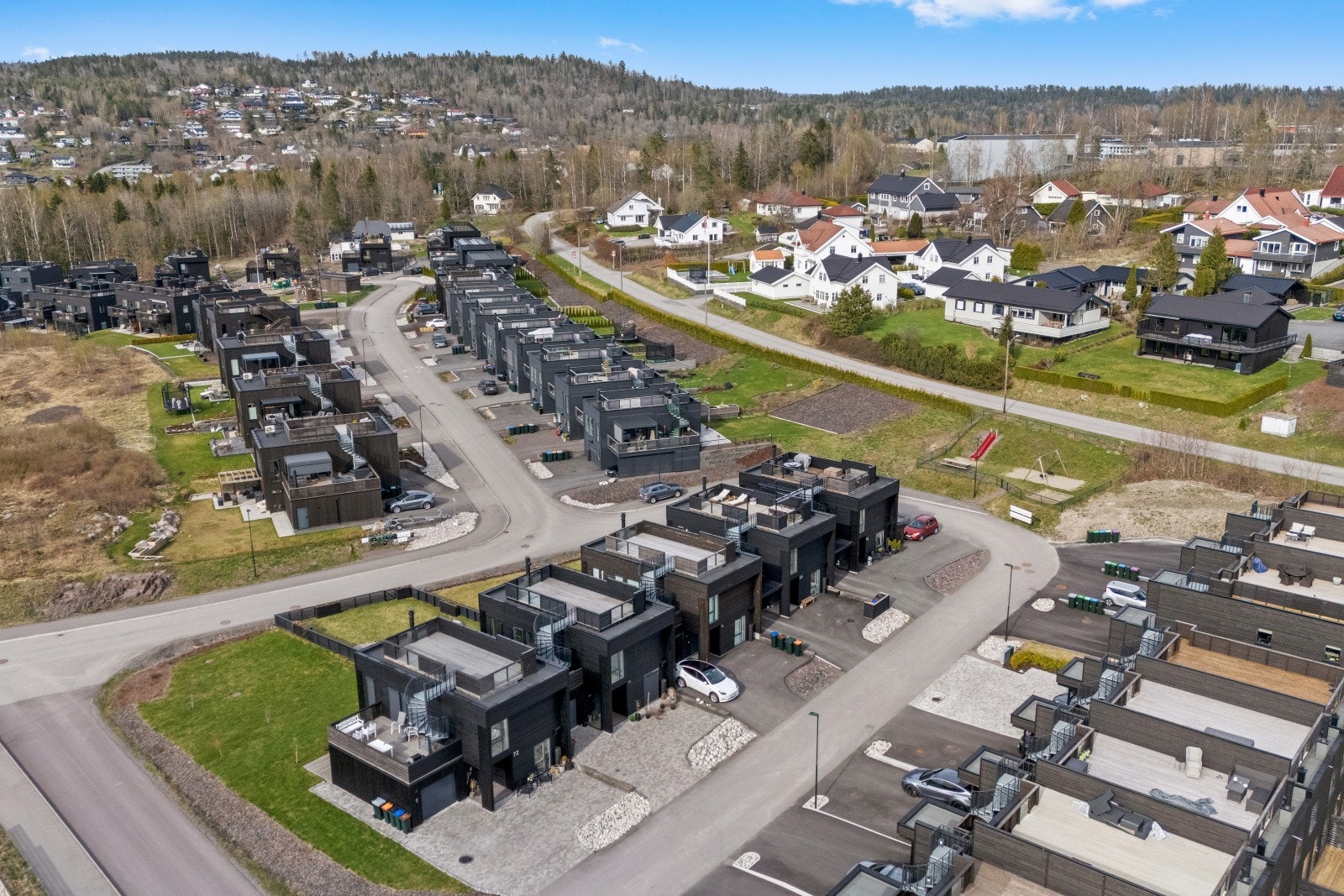 Solenga Velforening sørger for vedlikehold av felles lekeplasser i området. Galleribilde