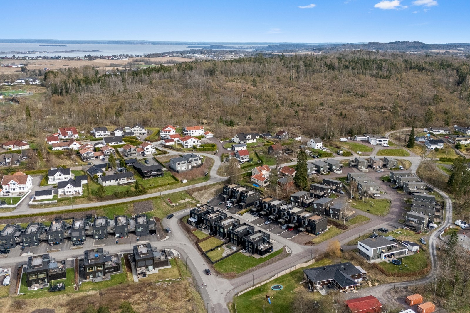 Fra boligen er det flott utsikt over omkringliggende kulturlandskap, og umiddelbar nærhet til skog og mark gir utmerkede muligheter for turer, mosjon og rekreasjon året rundt. Galleribilde