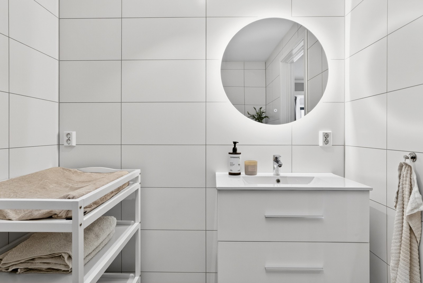 Innredning med servant og speil med integrert belysning. Galleribilde