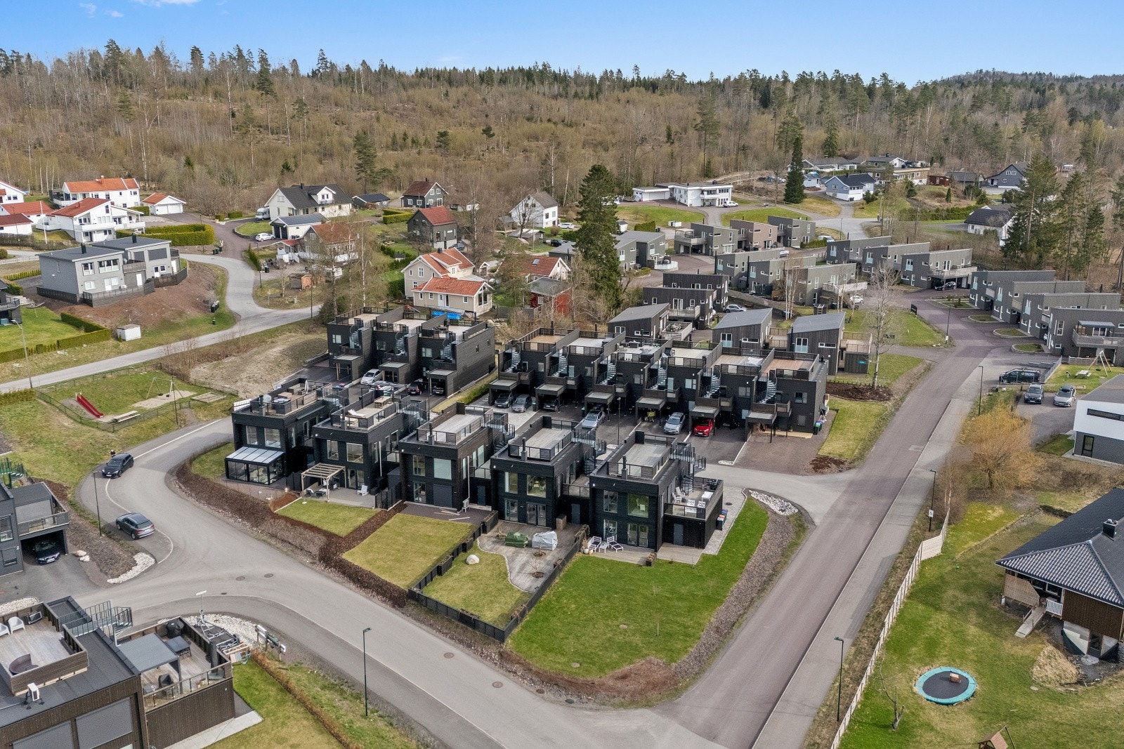 Nabolaget er godt etablert med en god blanding av barnefamilier og voksne. Galleribilde