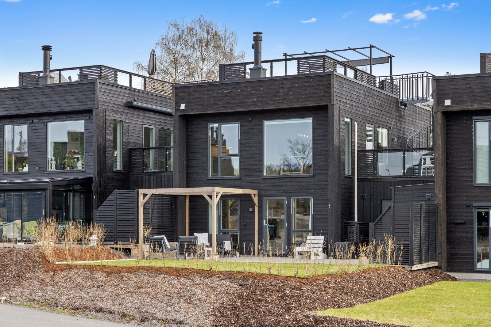 Boligen har en moderne arkitektur og er en del av et etablert og barnevennlig nabolag. Fra første etasje er det direkte utgang til en stor markterrasse og hage, som gir en fin forlengelse av boligen. Galleribilde