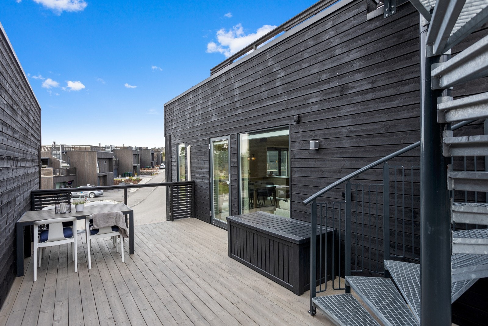 Fra stuen i andre etasje er det utgang til en romslig terrasse på ca. 25 kvadratmeter, med god plass til utemøbler, grill og hyggelige sittegrupper. Galleribilde