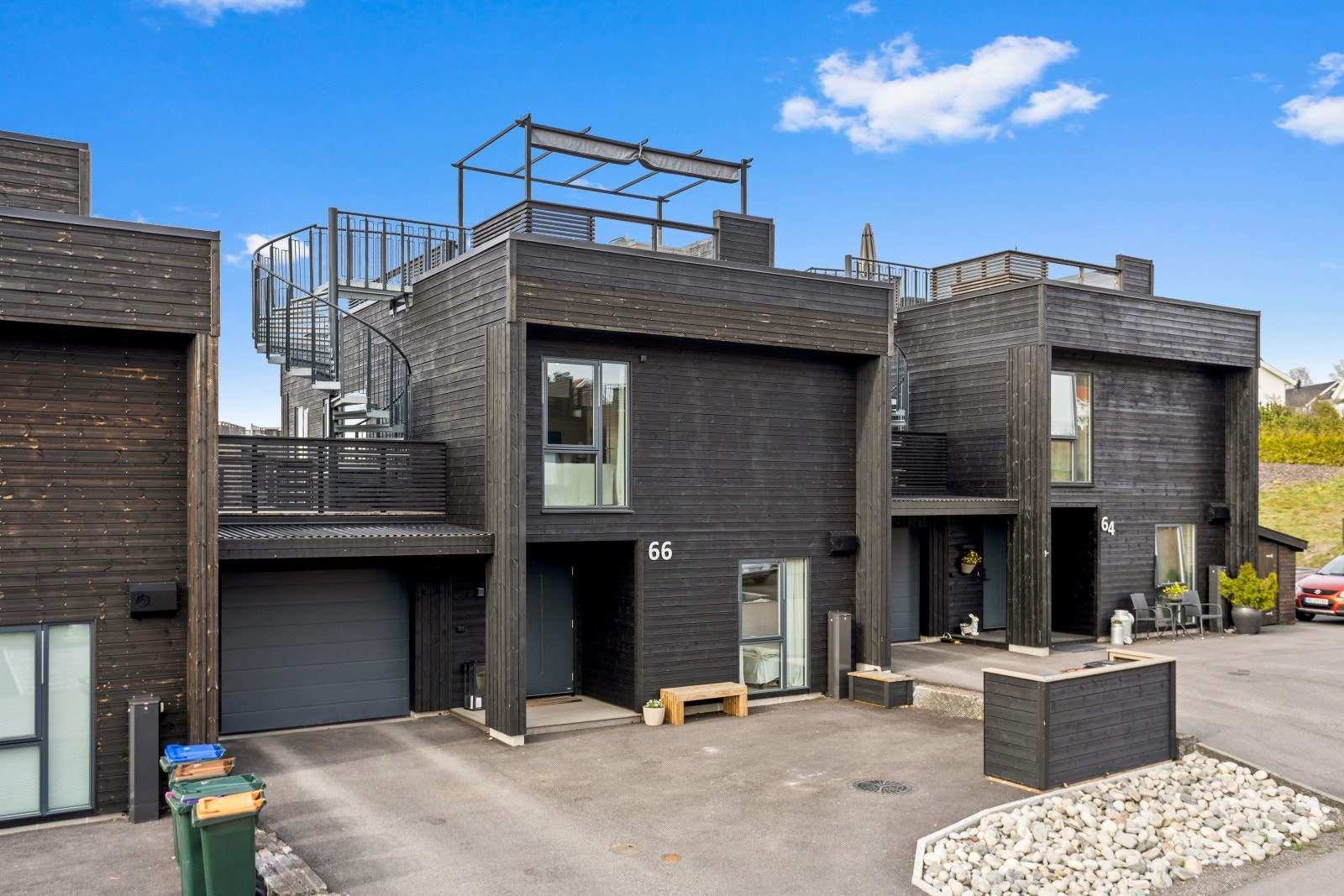 Du ønskes velkommen via et pent, asfaltert og overbygget inngangsparti med direkte adkomst til garasje. Garasjen har automatisk leddport og tilhørende bodareal, med et samlet areal på ca. 27 m². Galleribilde