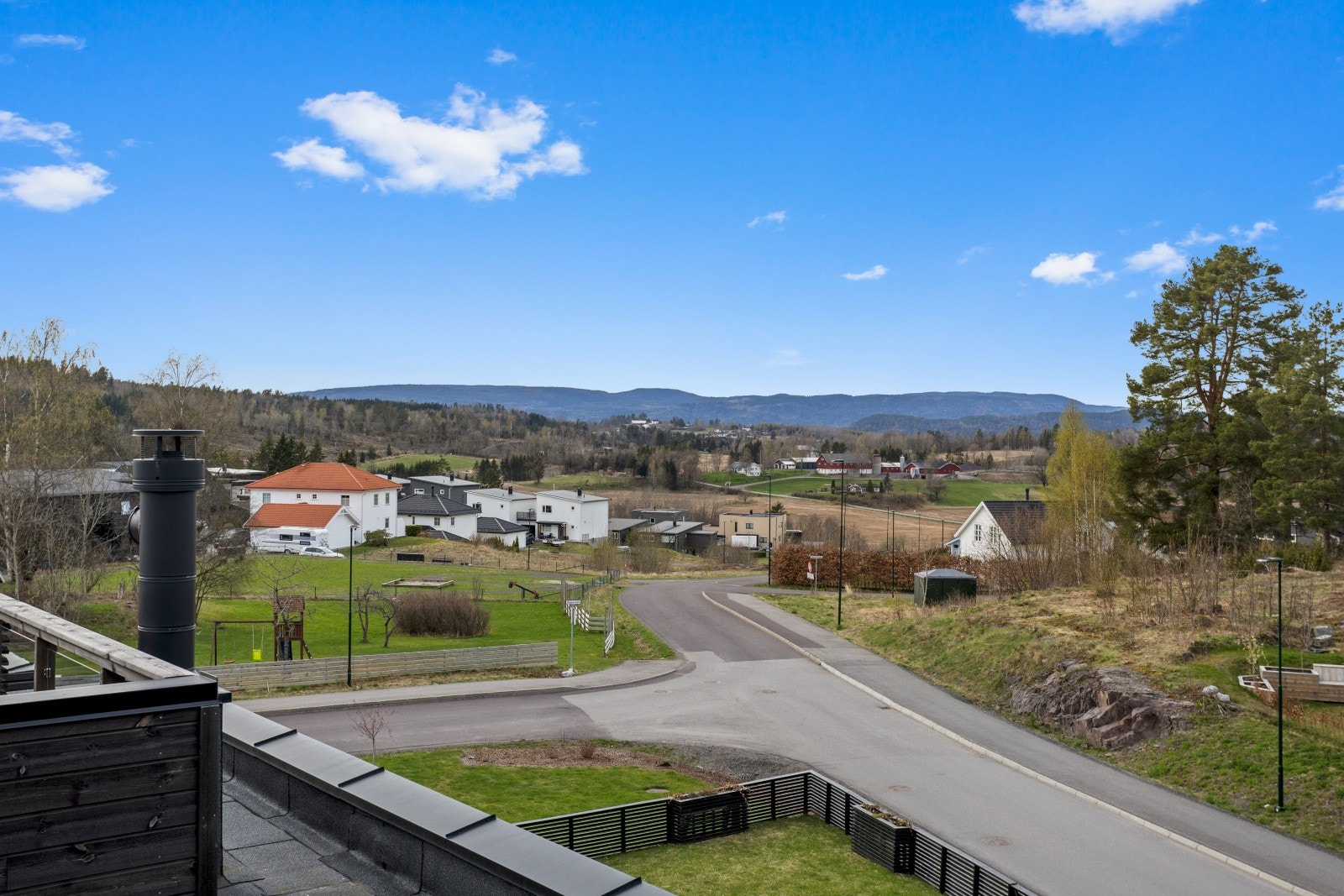 Boligen byr på flott utsikt over nærområdet, hvor du kan nyte et åpent og luftig blikk utover bebyggelse og omkringliggende omgivelser. Utsikten gir en ekstra dimensjon til boligen og bidrar til en behagelig og innbydende atmosfære, både inne og ute. Galleribilde