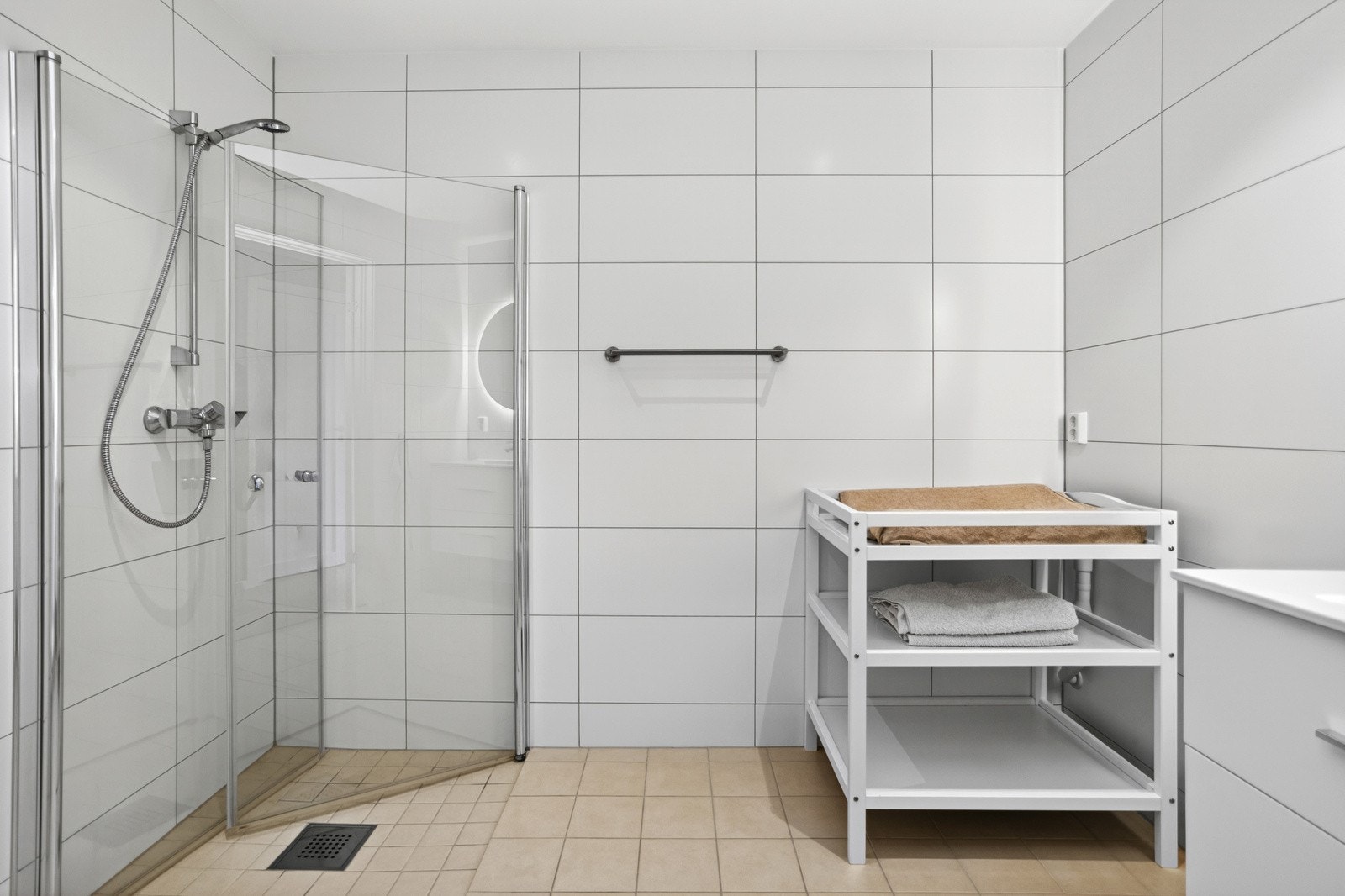 Badet i første etasje har flislagte overflater, varmekabler i gulvet og dusj med innfellbare vegger. Galleribilde