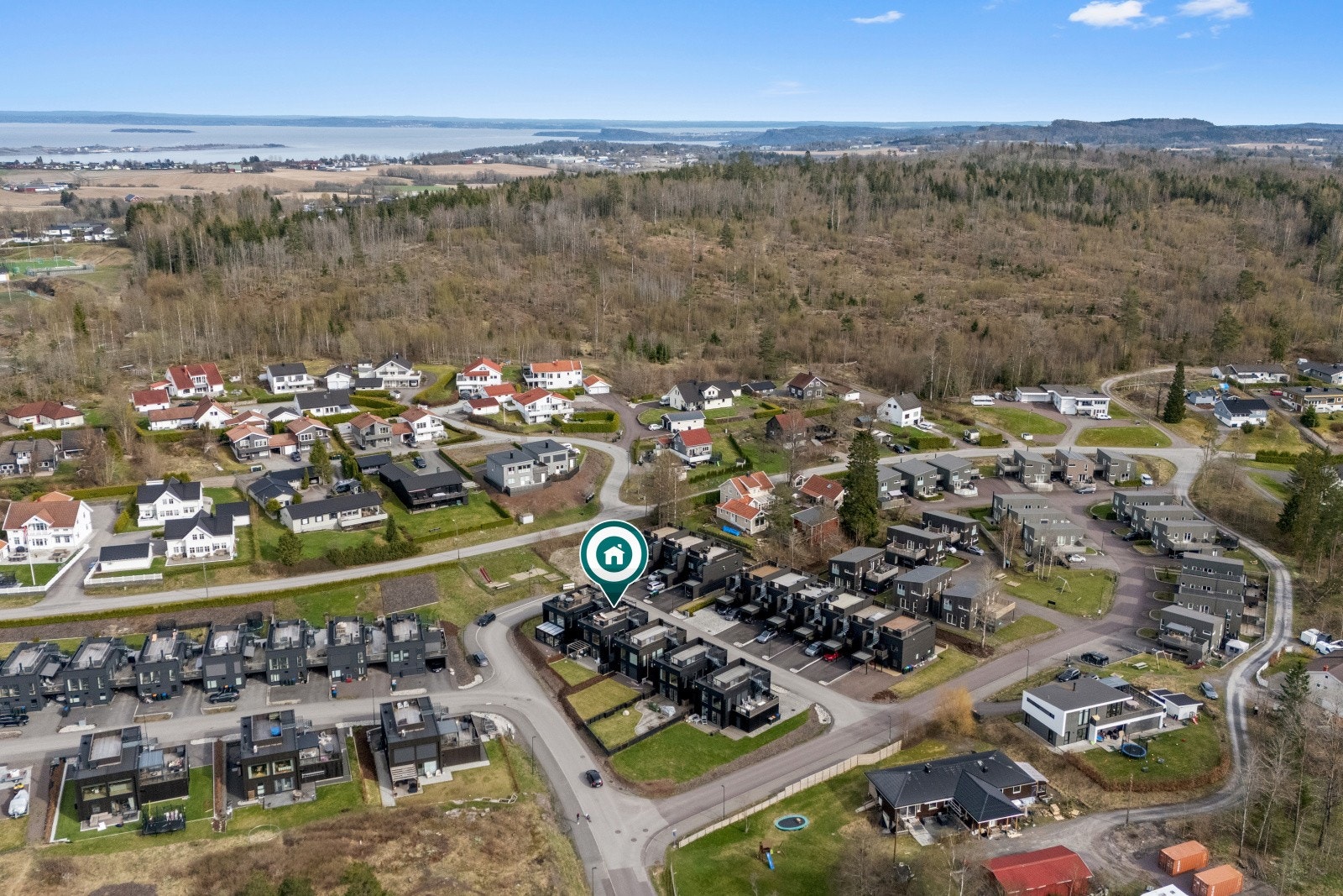 Boligen er beliggende på attraktive Gullhaug, et etablert og rolig boligområde som kjennetegnes av en harmonisk kombinasjon av nyere bebyggelse og landlige omgivelser. Galleribilde