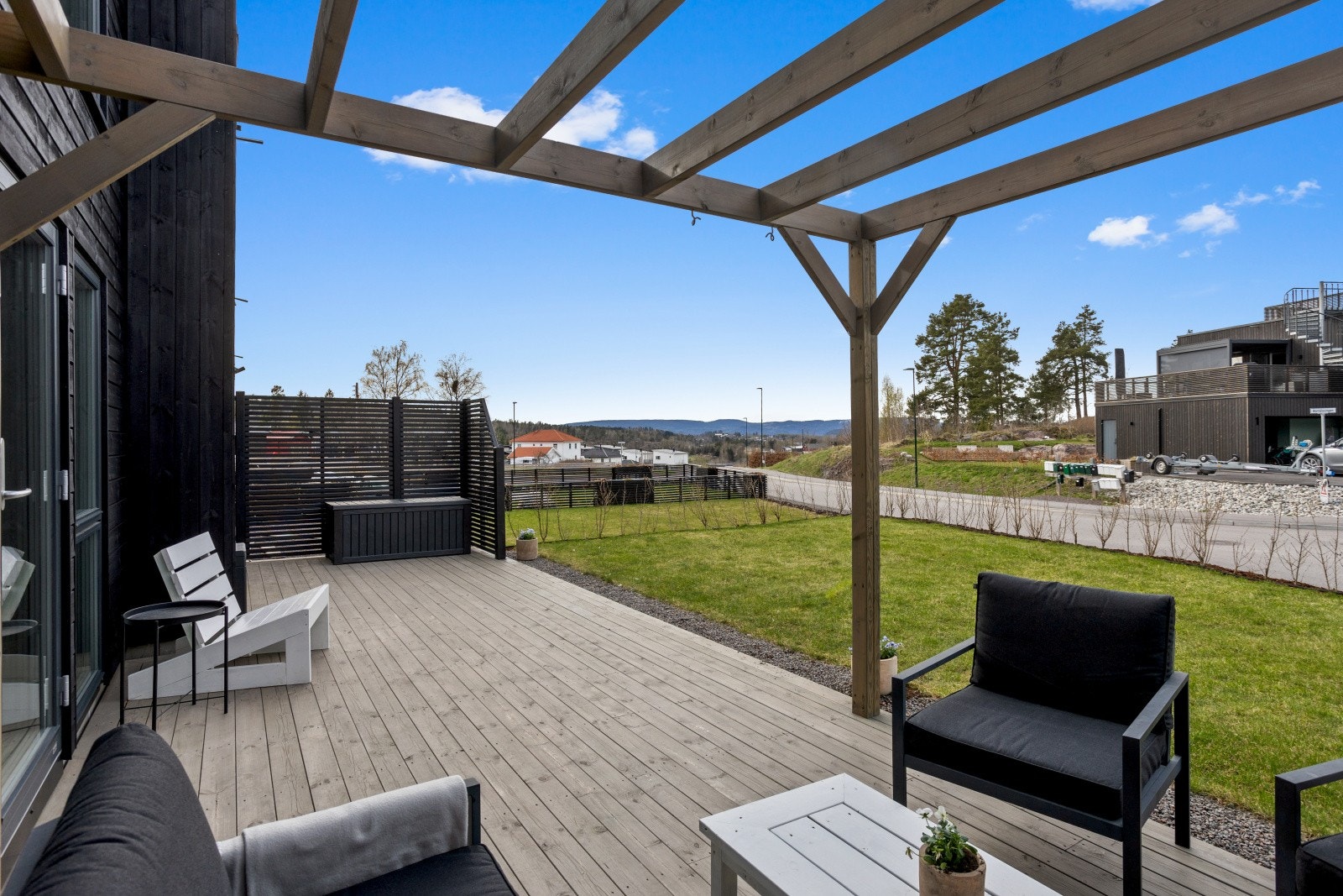 Den romslige markterrassen på ca. 35 kvadratmeter gir rikelig med plass til både sittegrupper, grill og utemøbler. Terrassen er delvis overbygget med pergola, som skaper en lun og skjermet sone. Galleribilde