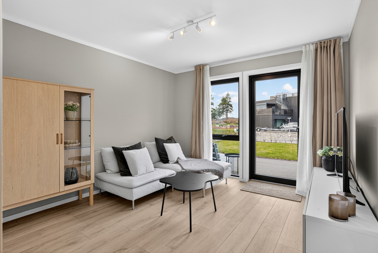 I første etasje ligger et lyst og fleksibelt rom som enkelt kan tilpasses ulike behov - enten som TV-stue, hjemmekontor eller etablering av et ekstra soverom. Rommet har direkte utgang til en markterrasse og videre adgang til hagen. Galleribilde