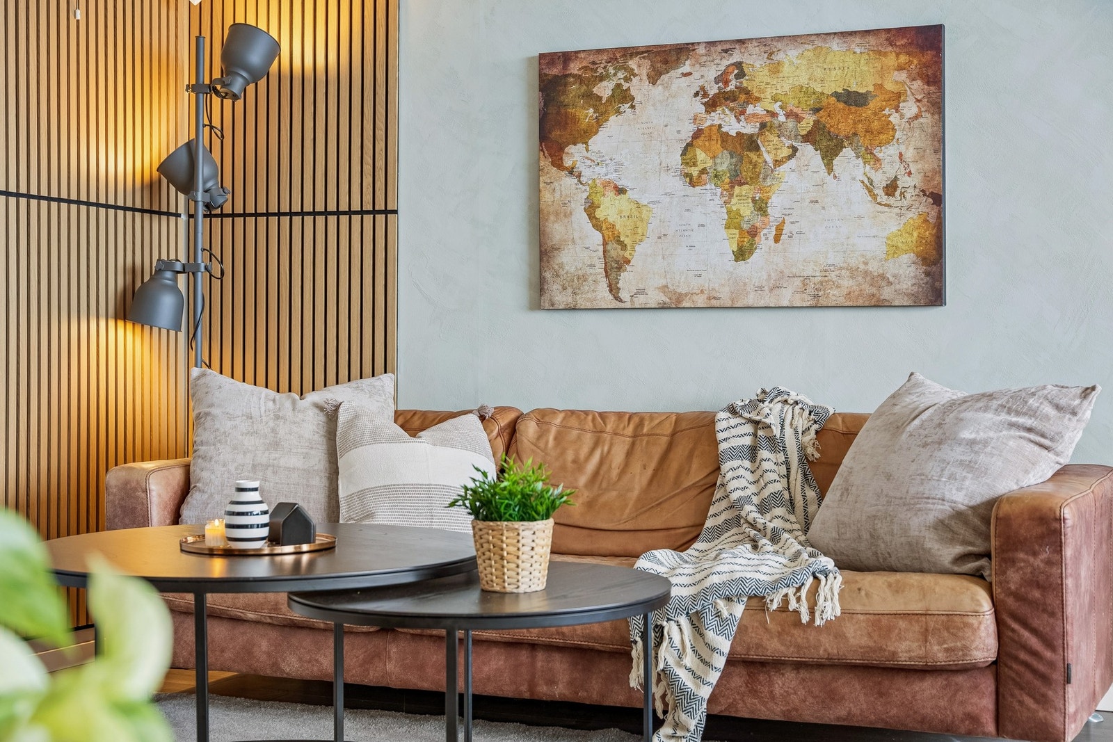 Her er det god plass til å innrede med en stor sofa og tilhørende møblement. Galleribilde