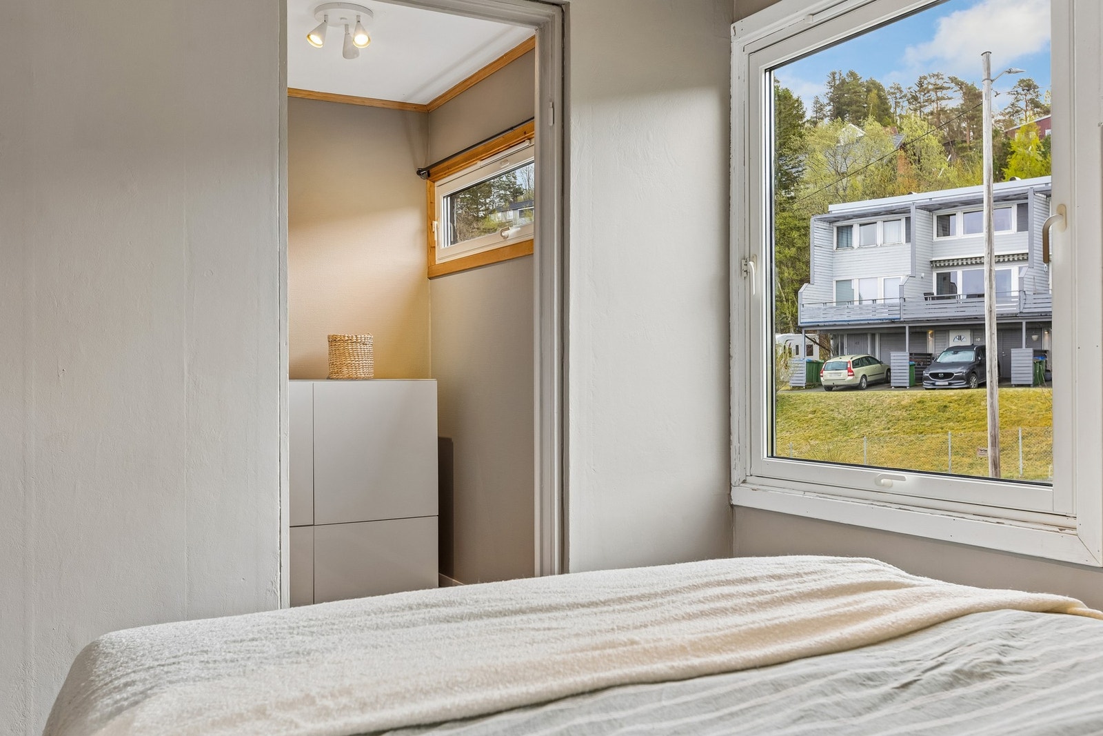 I direkte tilknytning til hovedsoverommet finner du et walk-in-closet som bidrar til en praktisk hverdag. Galleribilde