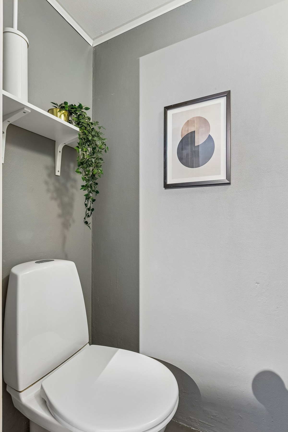 Leiligheten har også et praktisk separat toalettrom. Galleribilde