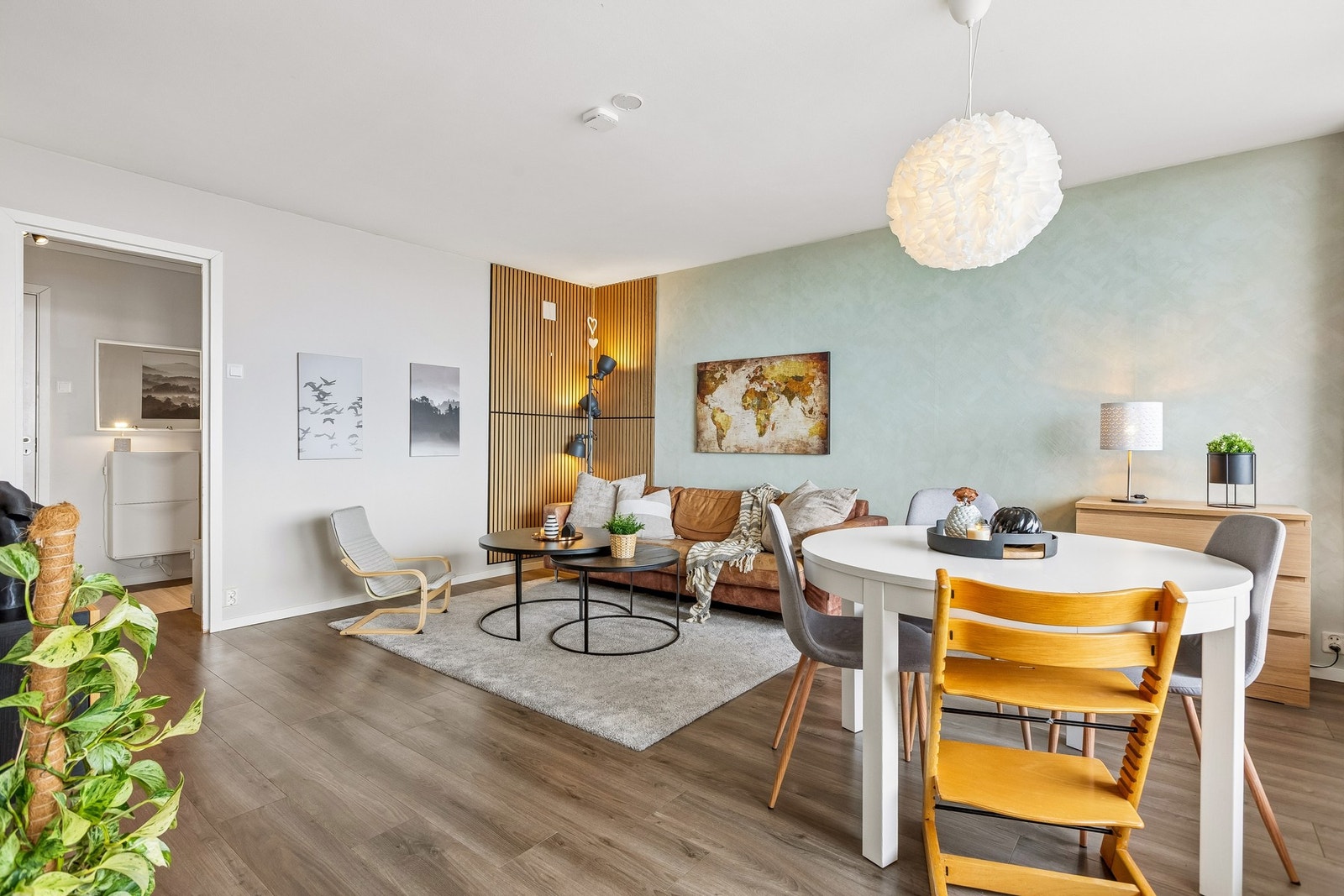 Velkommen inn - romslig og luftig stue som sørger ummidelbart for et godt førsteinntrykk. Galleribilde