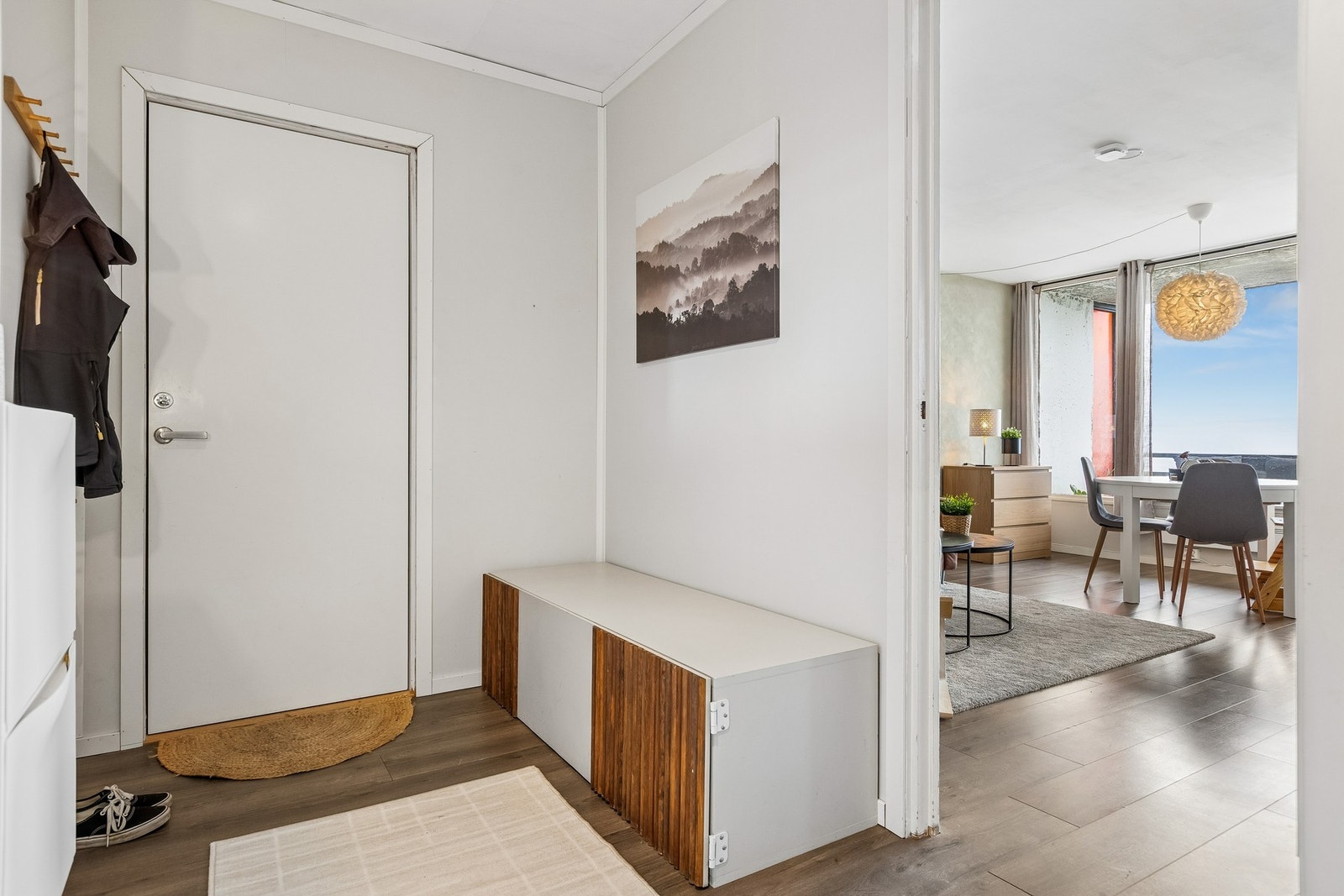 Lys og fin entré med masse oppbevaringsmuligheter. Galleribilde