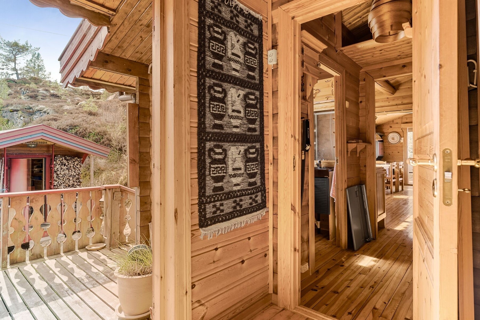 Inngangsparti via altan - Velkommen inn! Galleribilde