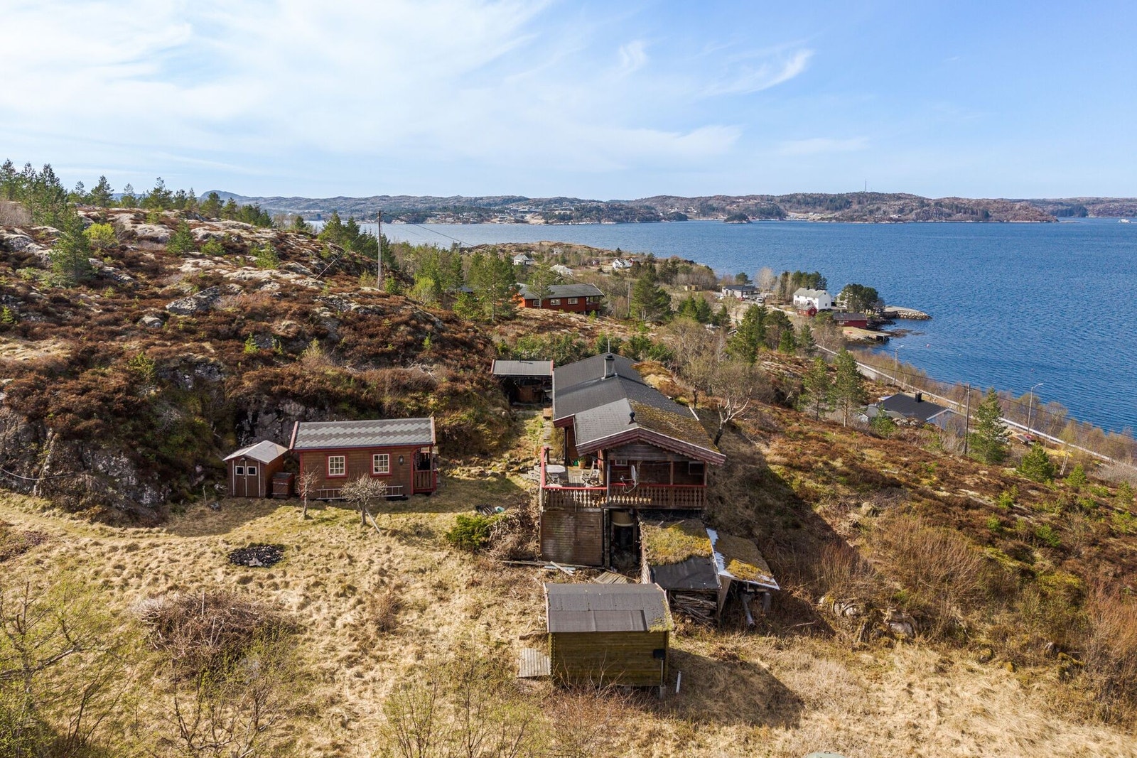 Hytta har bilvei så å si helt frem til eiendommen, det er innlagt vann (borevann) og privat renseanlegg/avløp Galleribilde