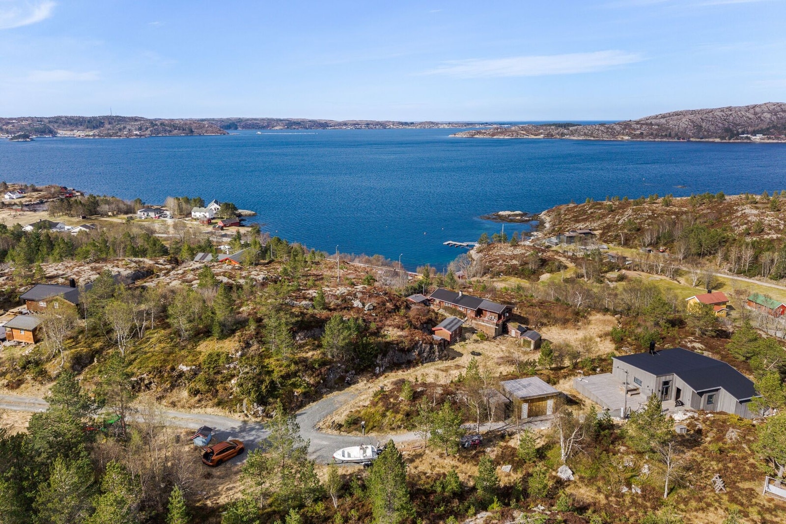Fra hytta er det kort vei til sjøen hvor det er bade- og fiskemuligheter Galleribilde