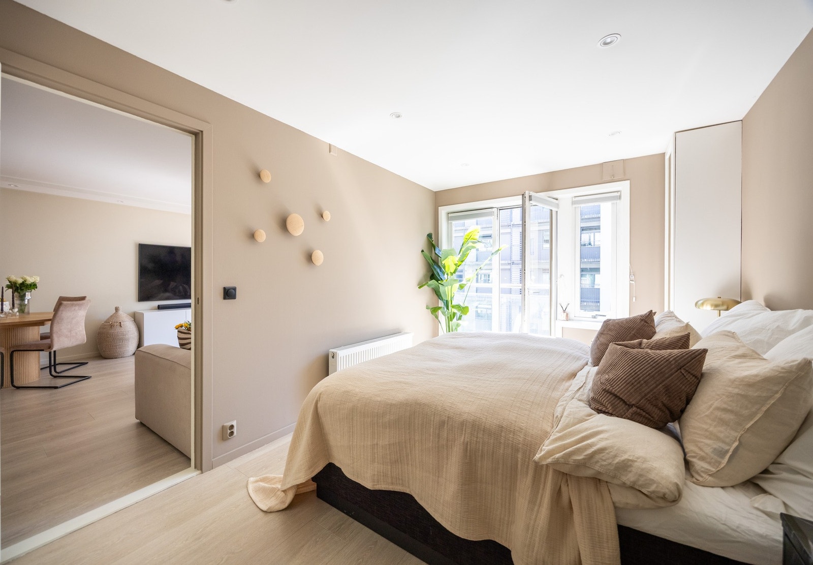 God plass til å innrede med stor dobbeltseng og tilhørende nattbord på hver side. Galleribilde