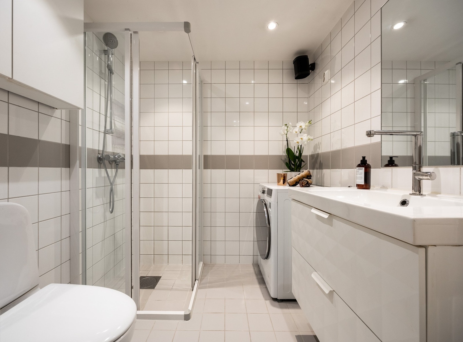 Helfliset, romslig baderom fra byggeår med gulvvarme og nedsenket himling med downlights. Galleribilde
