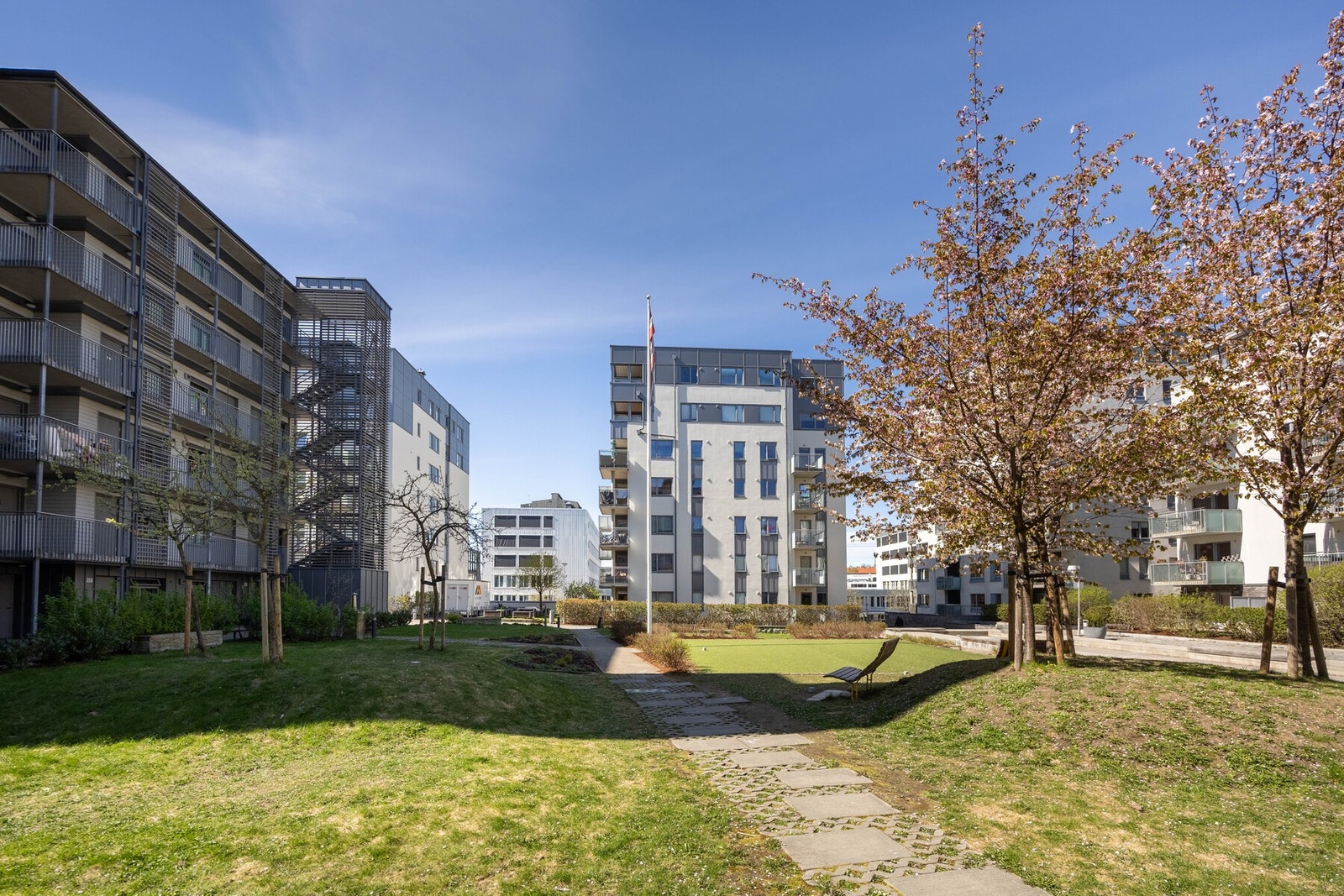 Bakgården er pent opparbeidet. Galleribilde