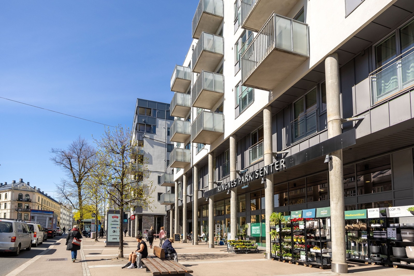 Her bor du i umiddelbar nærhet til alt av service- og kollektivtilbud. Galleribilde