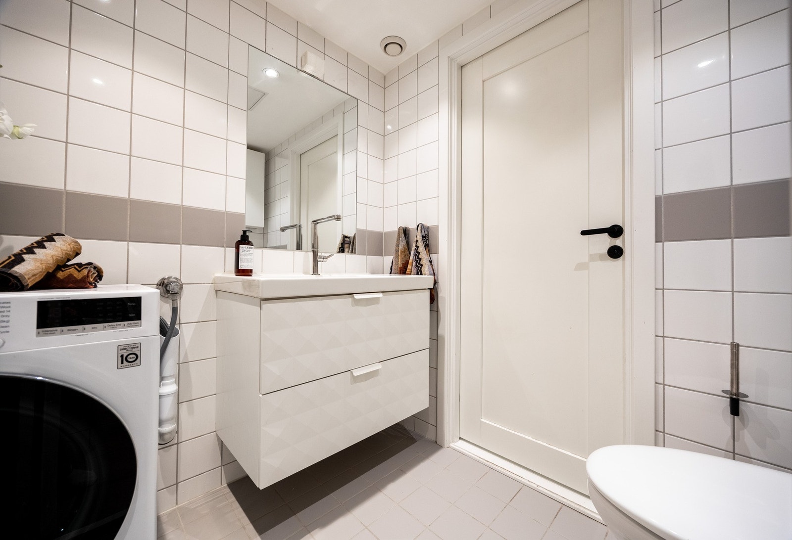 Det er opplegg og plass for vaskemaskin. Avtrekksventil er plassert i himling. Galleribilde