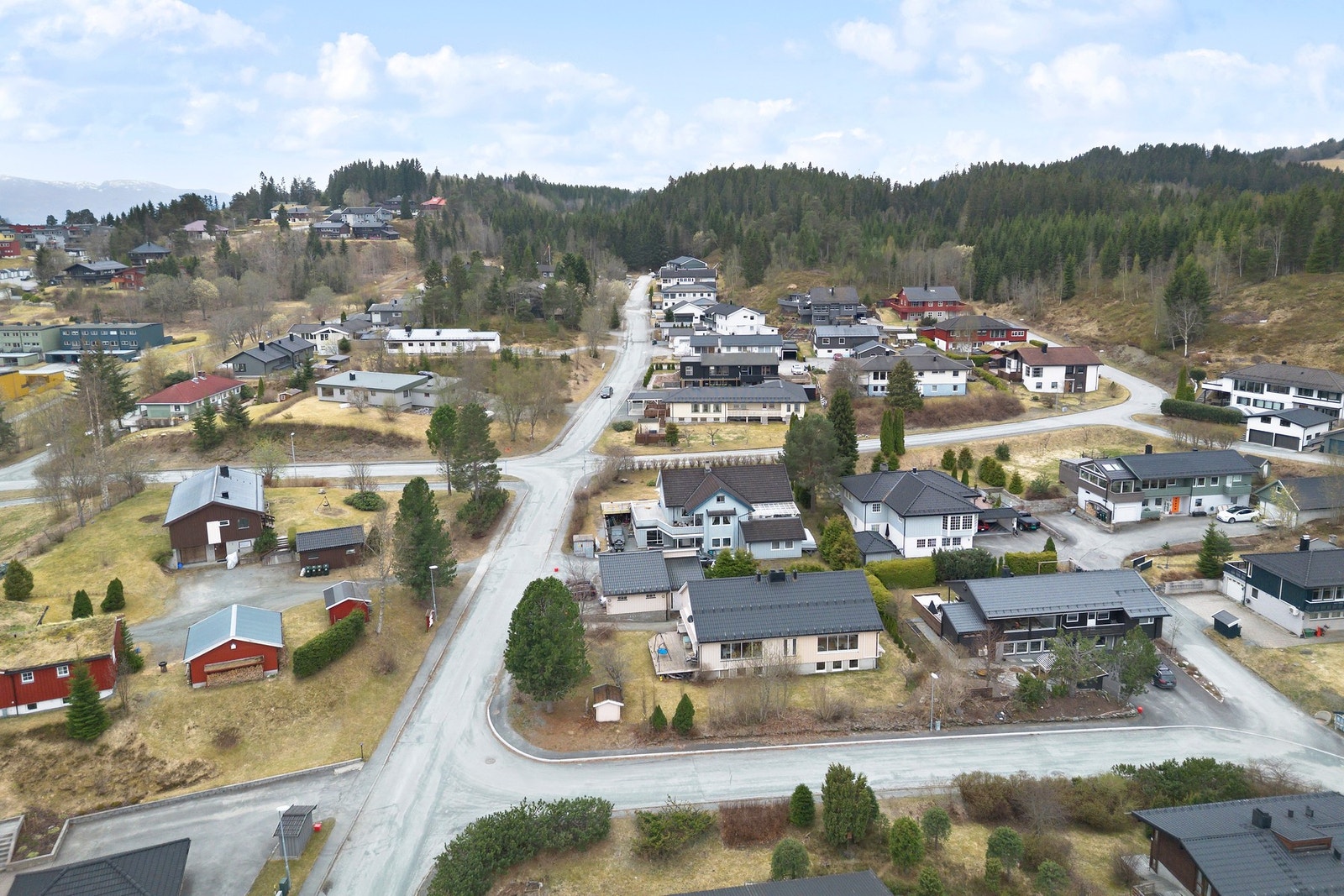 Boligen ligger fint til i et trivelig og flott familieområde med nærhet til skogen og marka med sine nydelige turområder. Galleribilde