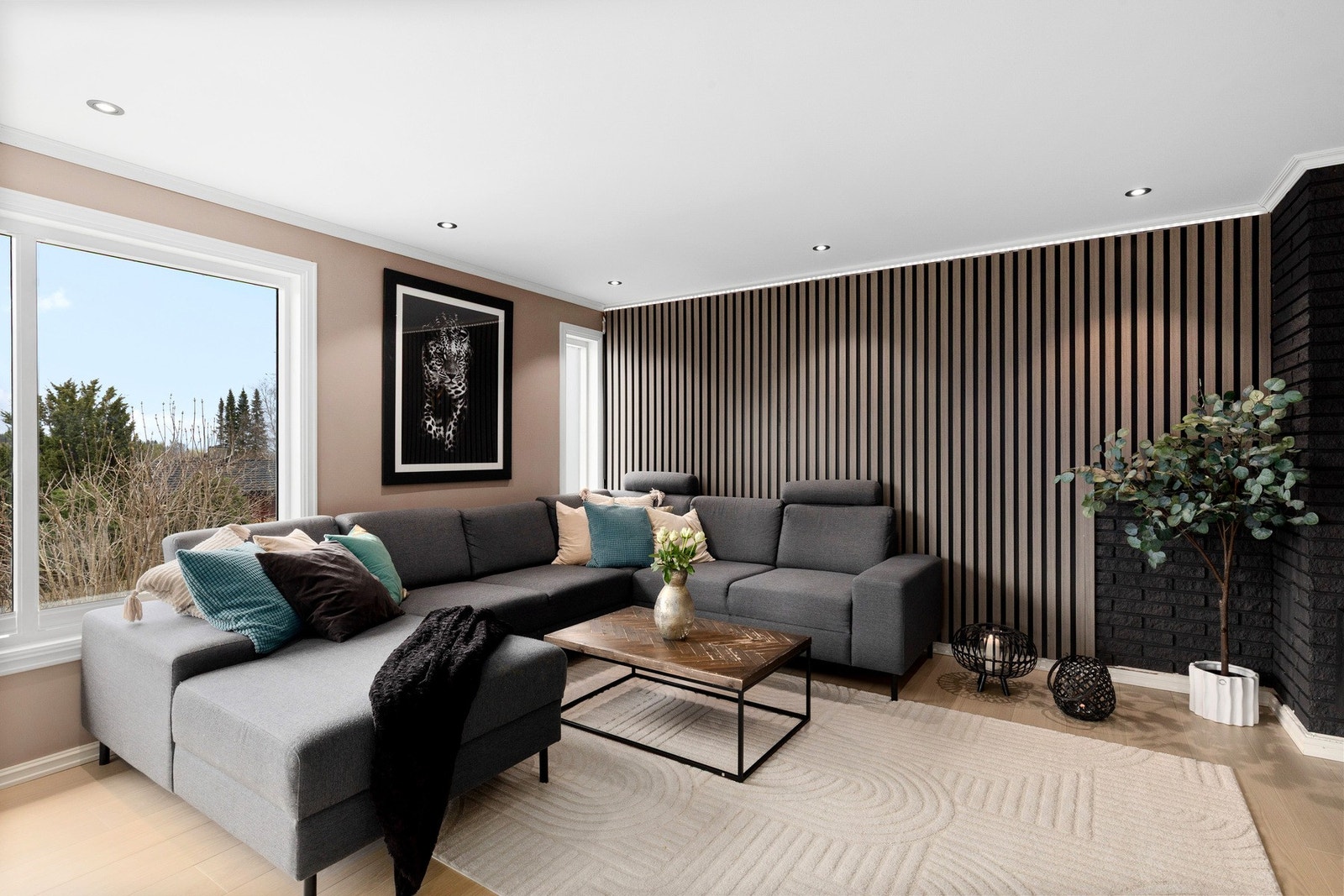 Stor og romslig åpen stue/kjøkken løsning på 40,8 kvm med utstrakt bruk av downlights i tak og pen 1-stavs pergo Lillehammer. Galleribilde