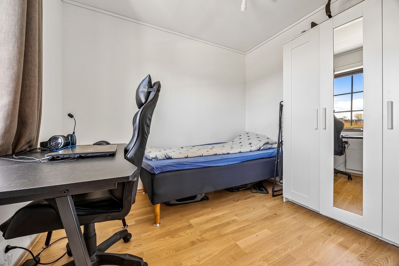Soverom 2 har også garderobeskap. Galleribilde