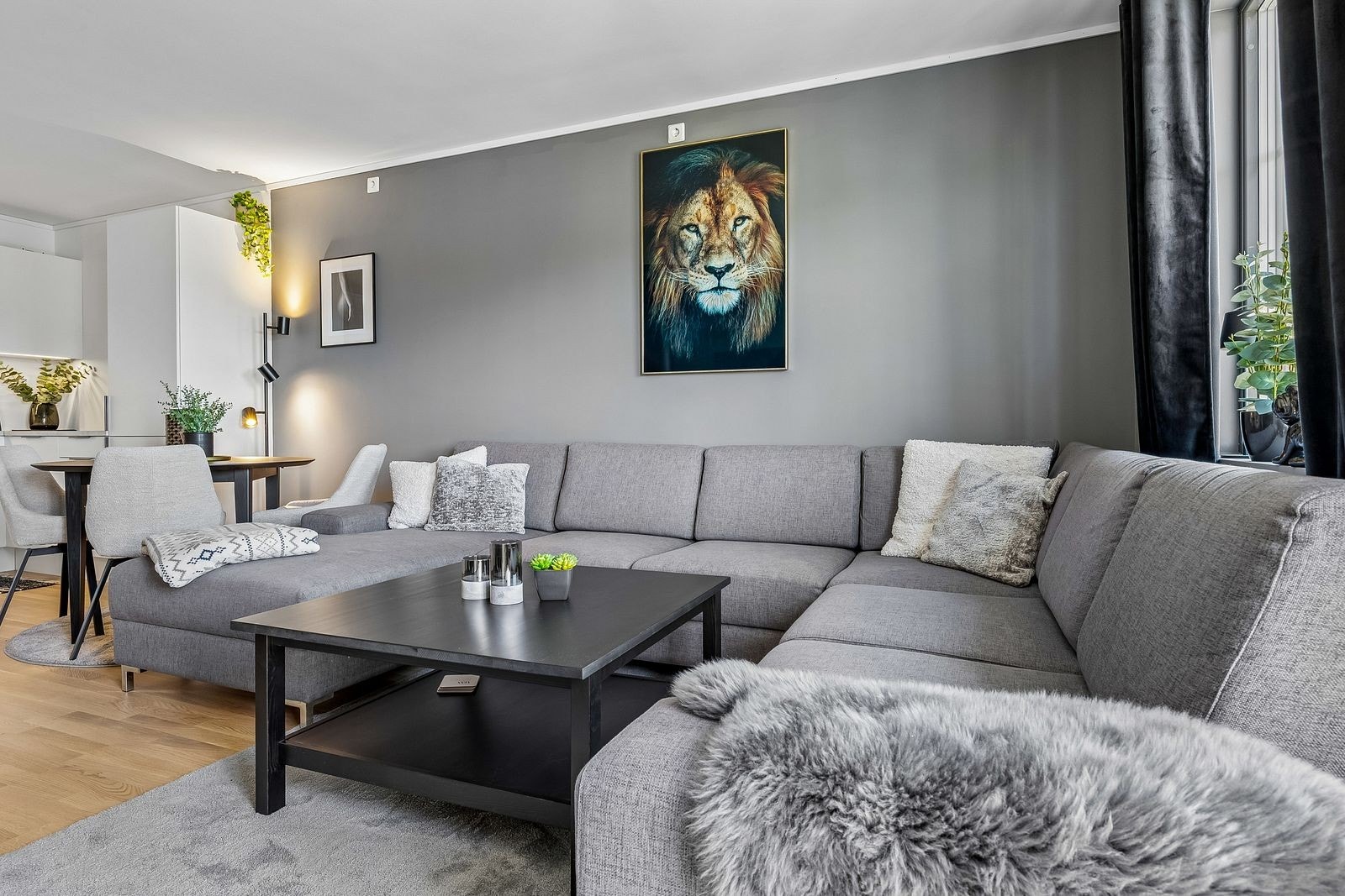 Stuen er romslig med god plass til sofagruppe. Galleribilde