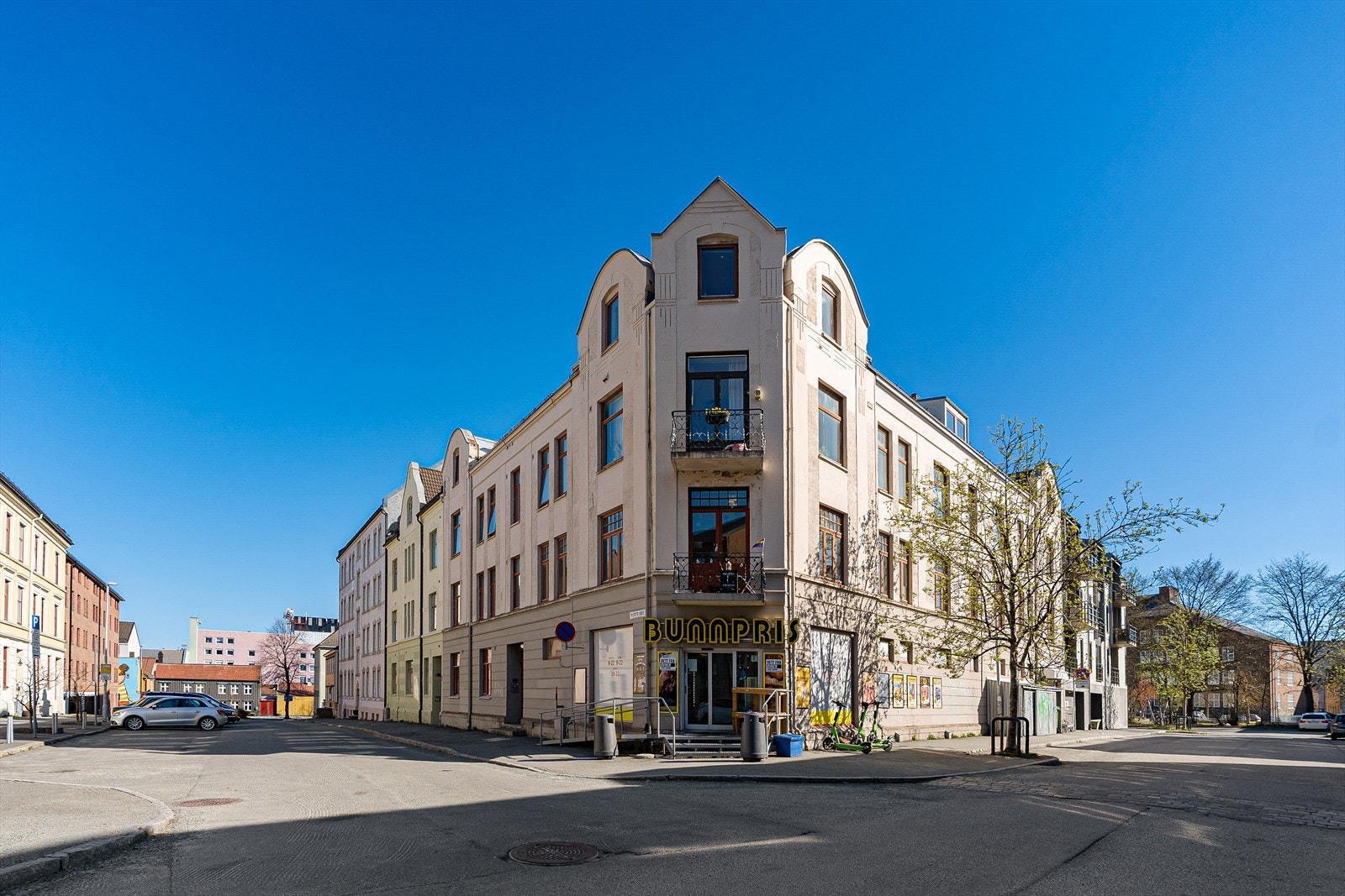 Nærmeste dagligvarehandel er Bunnpris Ila som også er søndagsåpnet. Det er også et meget godt tilbud av både kafeer og spisesteder i nærområdet Galleribilde