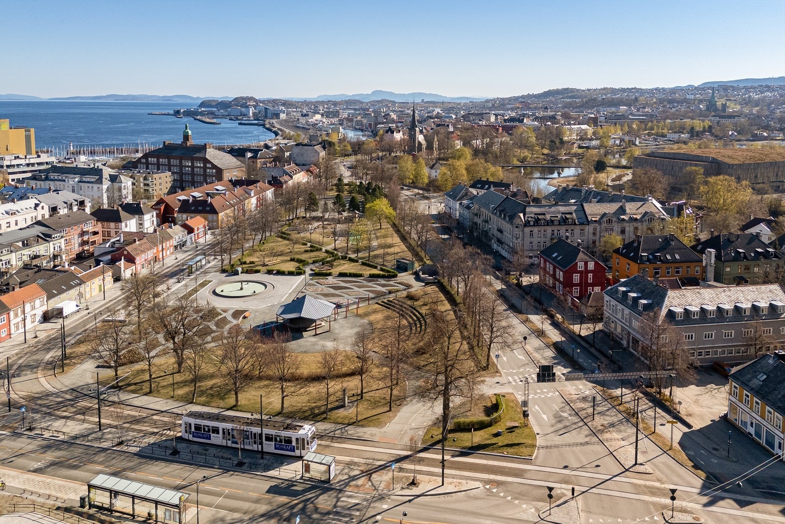 Ilaparken ligger rett ved leiligheten og her foregår det innimellom kulturelle arrangementer, og det er også samlingssted for markeder, sportslige arrangementer ol. Galleribilde