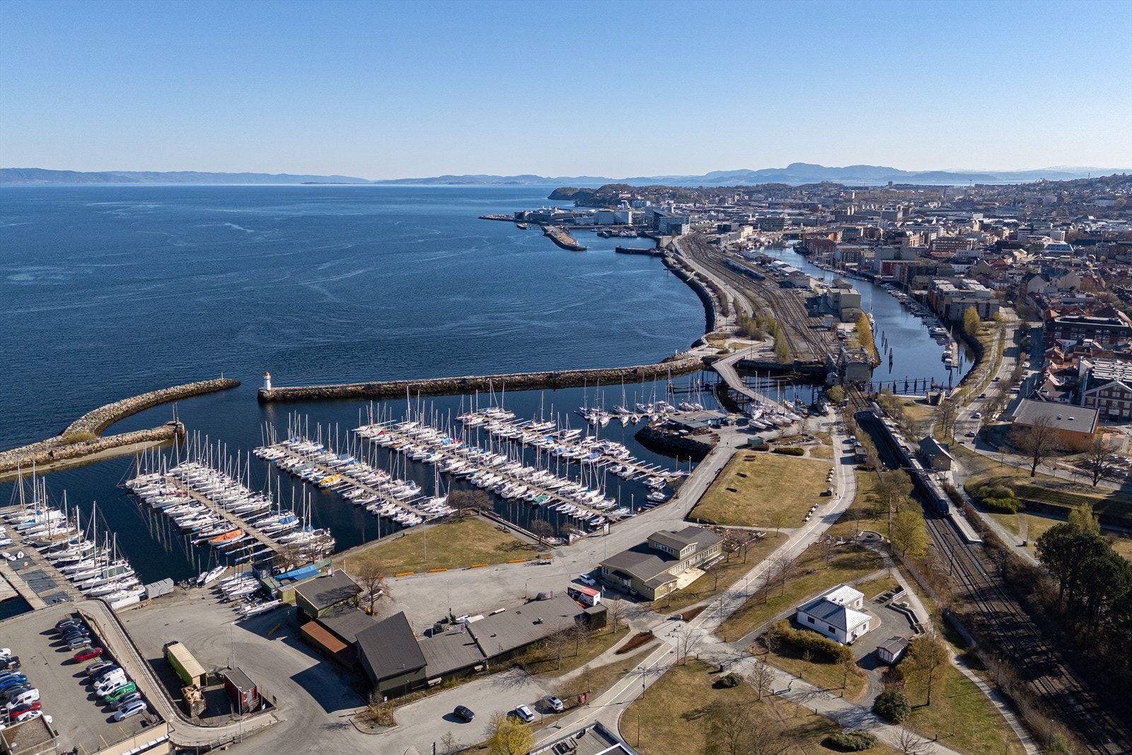 Skansen er en populær plass på sommerstid med store plenarealer, badeplass, småbåthavn og restauranten Lille Skansen Galleribilde