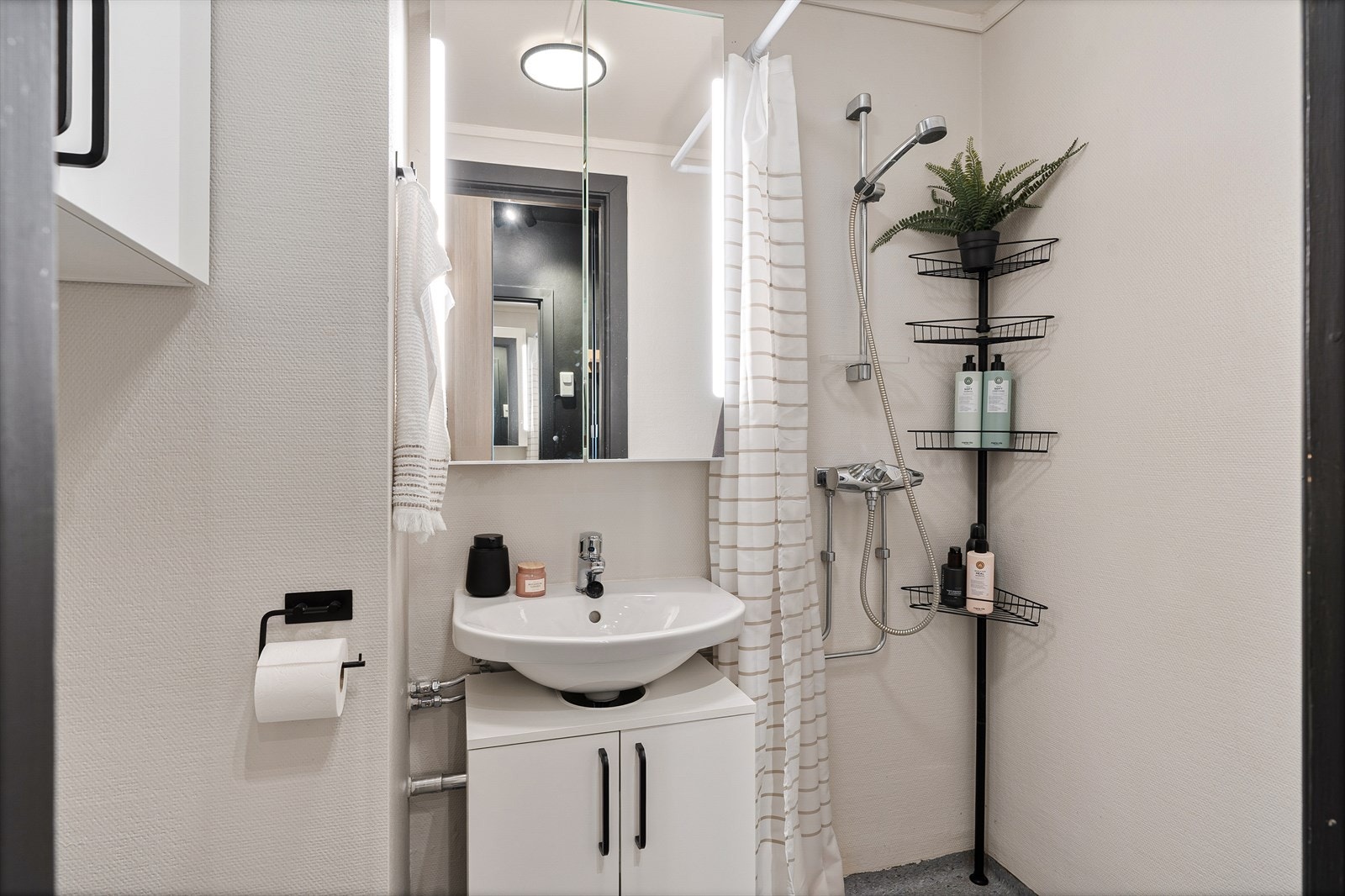 Badet er på 2,5 kvm. Det er felles vaskerom i kjeller Galleribilde