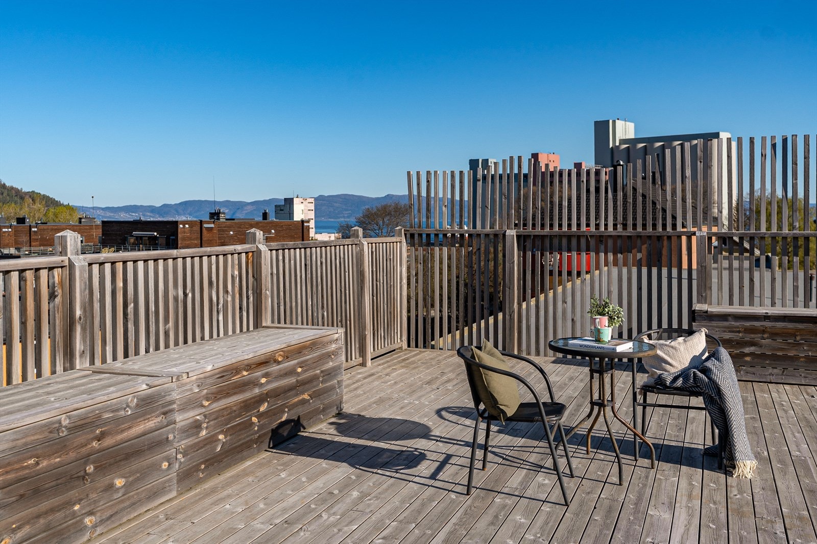 Flott takterrasse som kan benyttes av alle beboerne. Perfekt for sosiale lage og lange sommerkvelder Galleribilde
